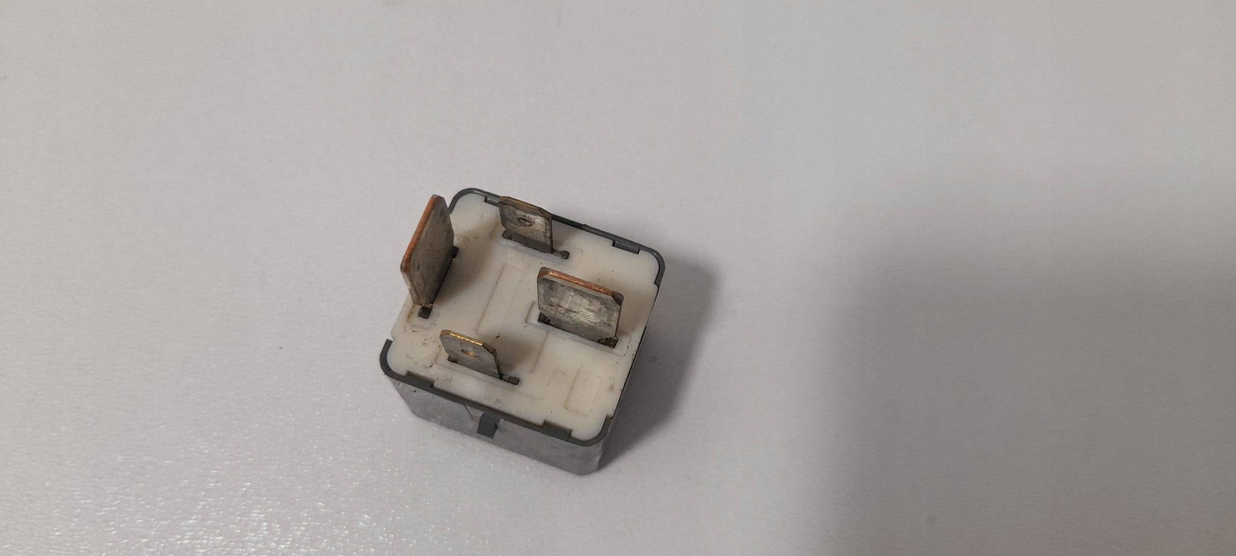 Toyota Corolla E12 / Lexus relay 9008087030 (P395)