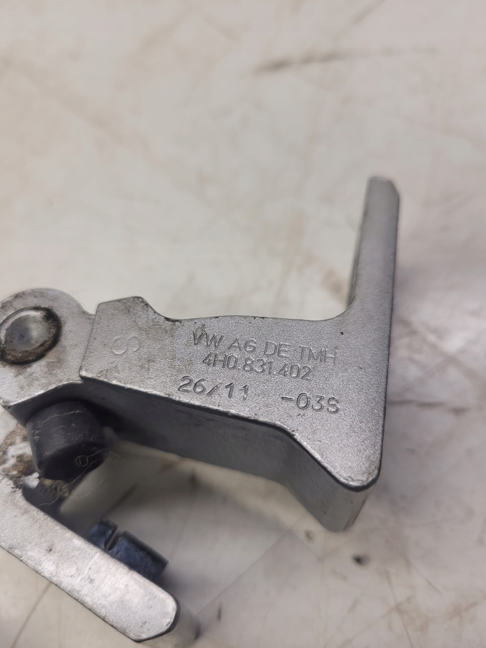 hinge door PRAWYCH AUDI A8 D4 A7 4G 4H0831402