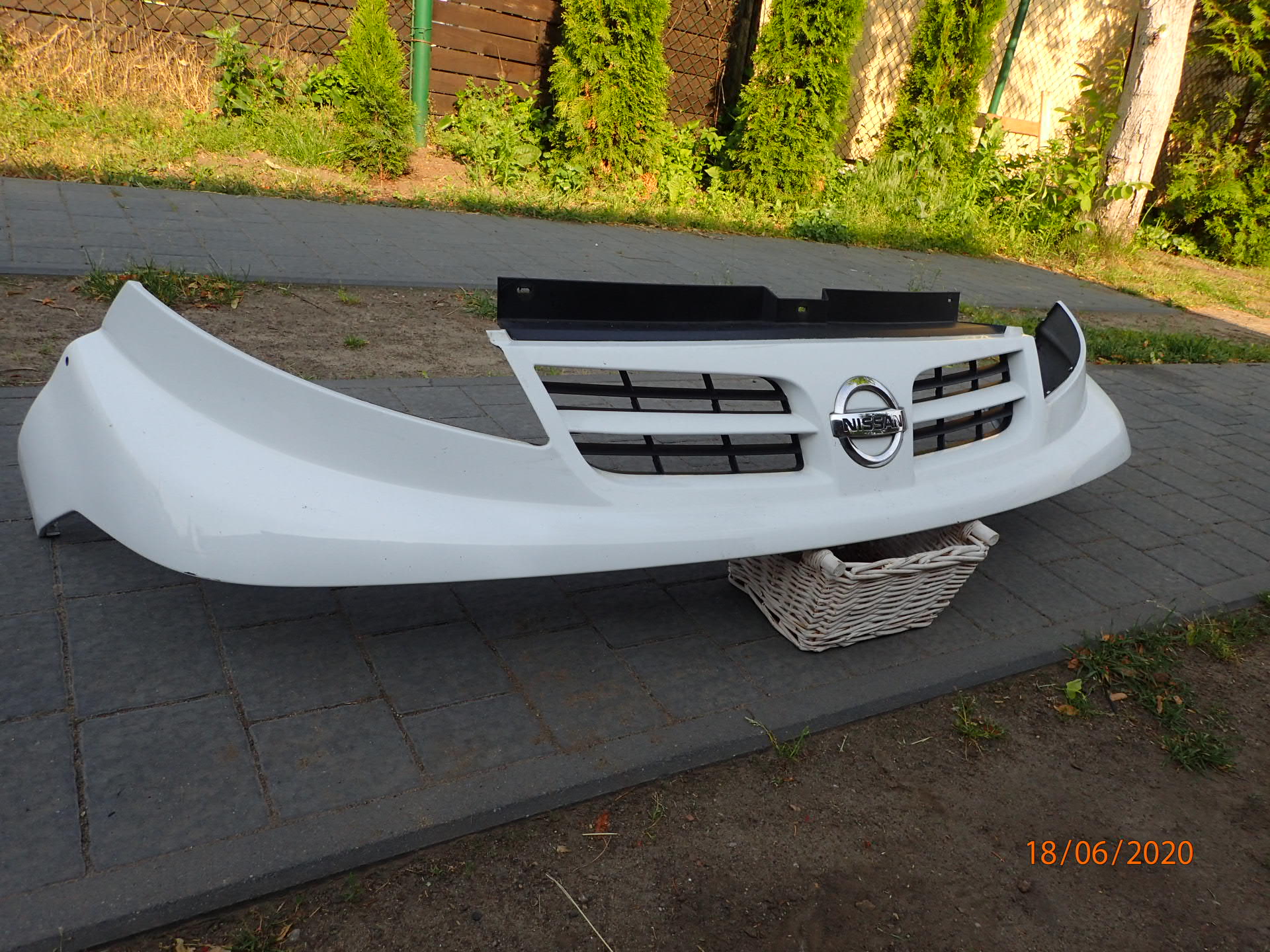 nissan PRIMASTAR 06-14 решетка радиатора