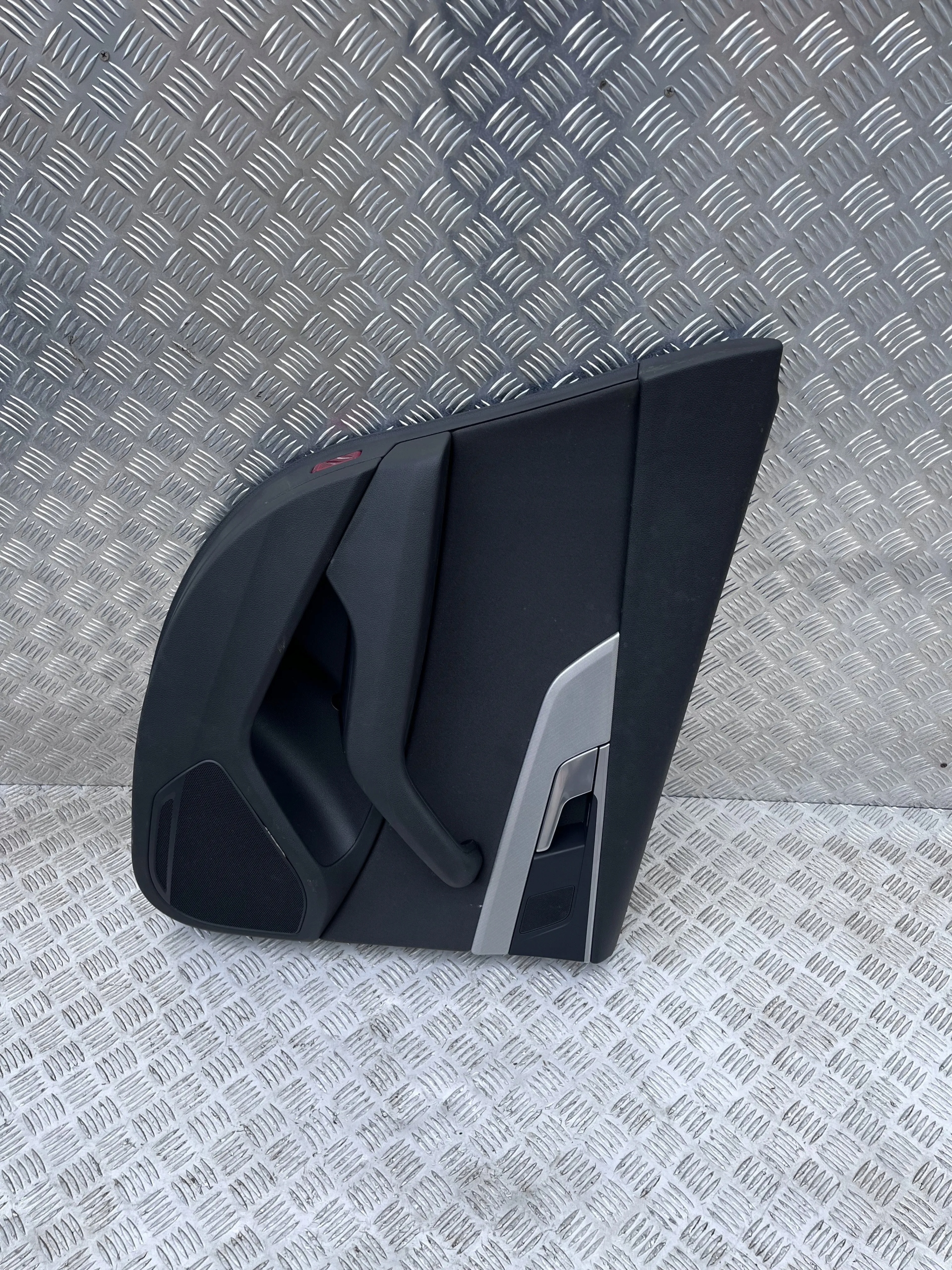 BOCZEK DRZWI TYŁ LEWY AUDI A4 B9 15-