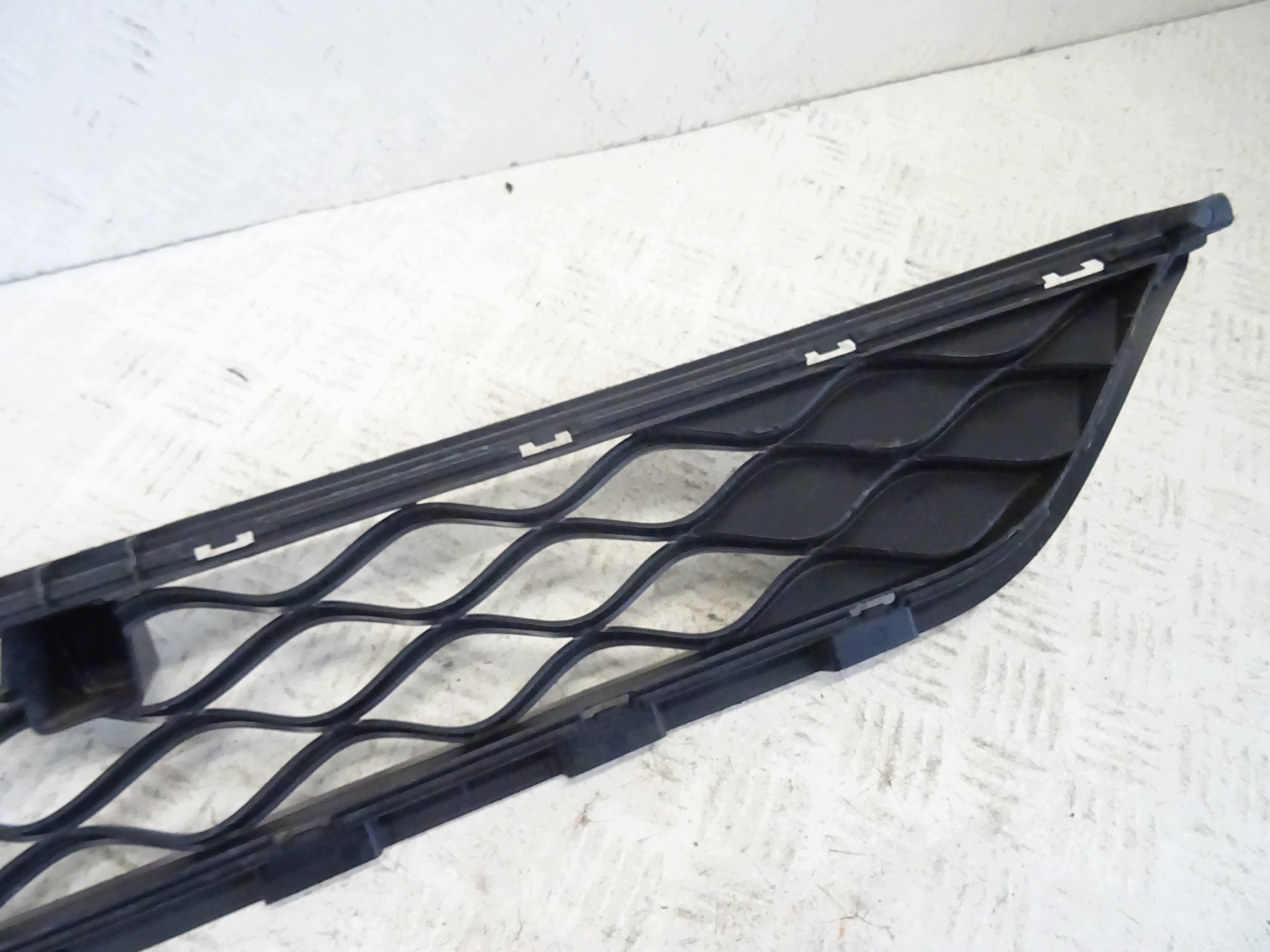 grid of a bumper front front central MG ZS P10361127