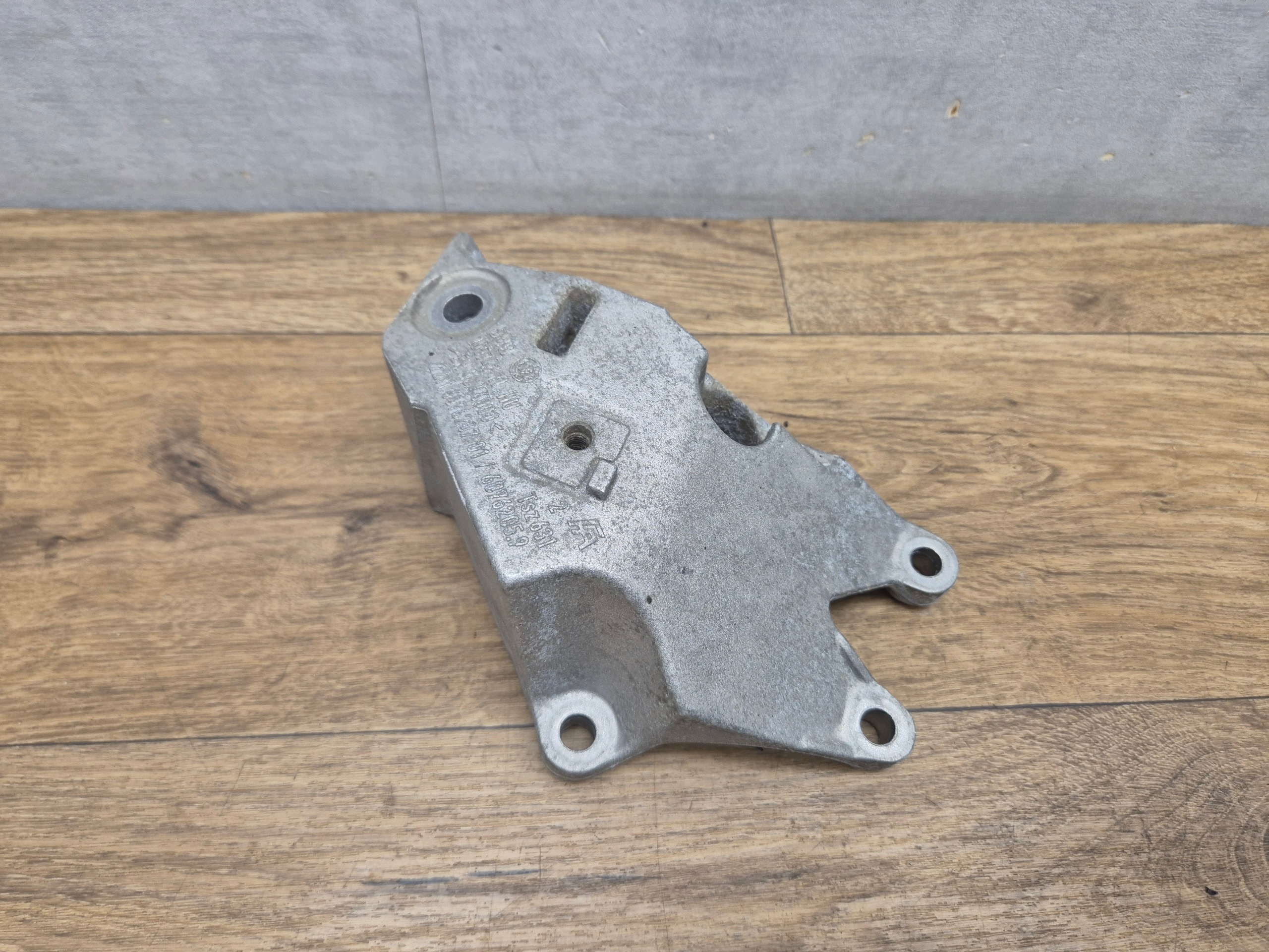 BMW G20 G21 G22 G23 2.0 left engine mount RWD console holder 6876205