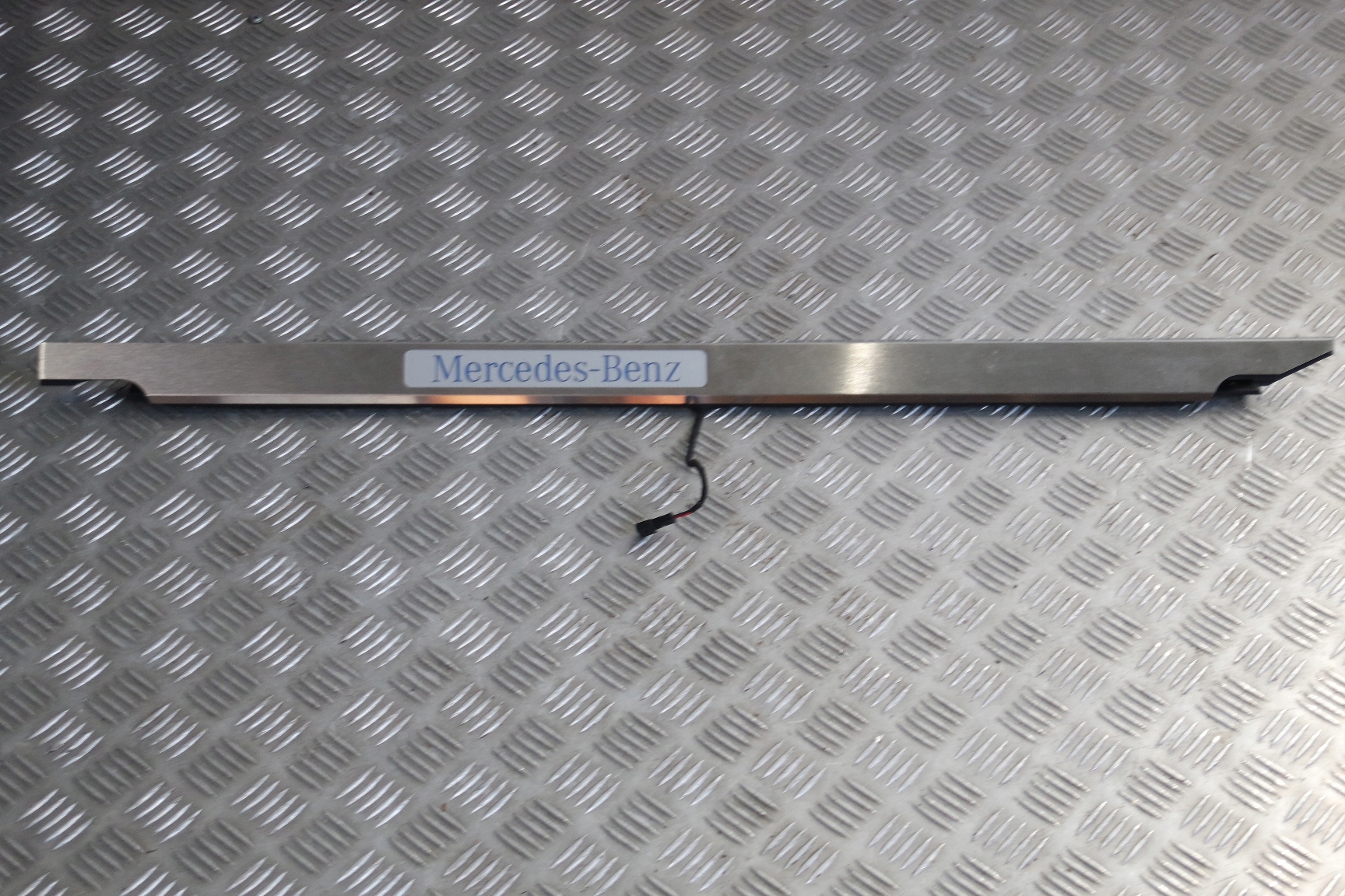 LISTWA PODSWIETLANA PRAWA MERCEDES W463 LIFT