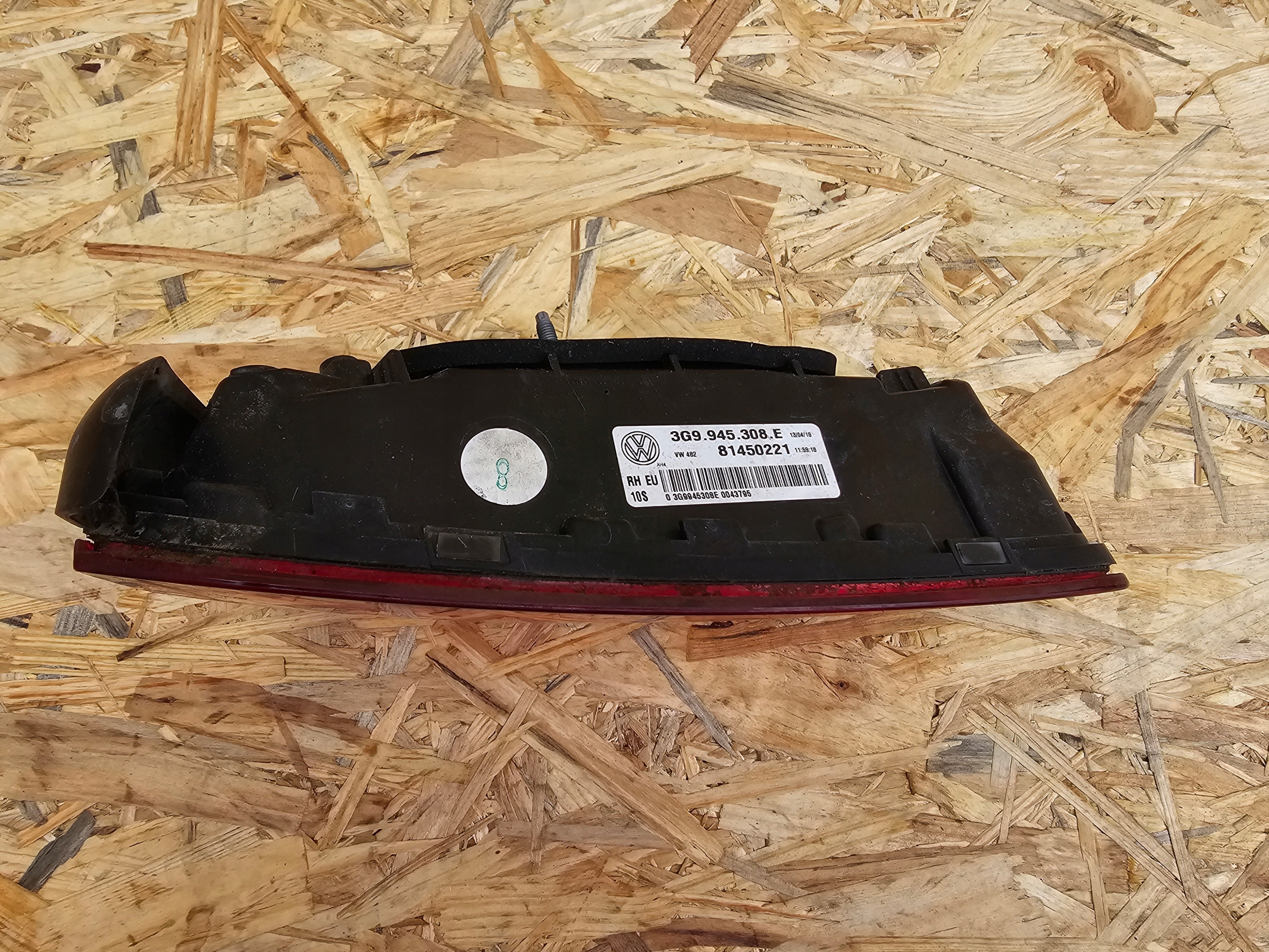 VW Passat B8 2014-2019 Lampa Tylna Prawa Kombi LED 3G9945308E Producent części Volkswagen OE