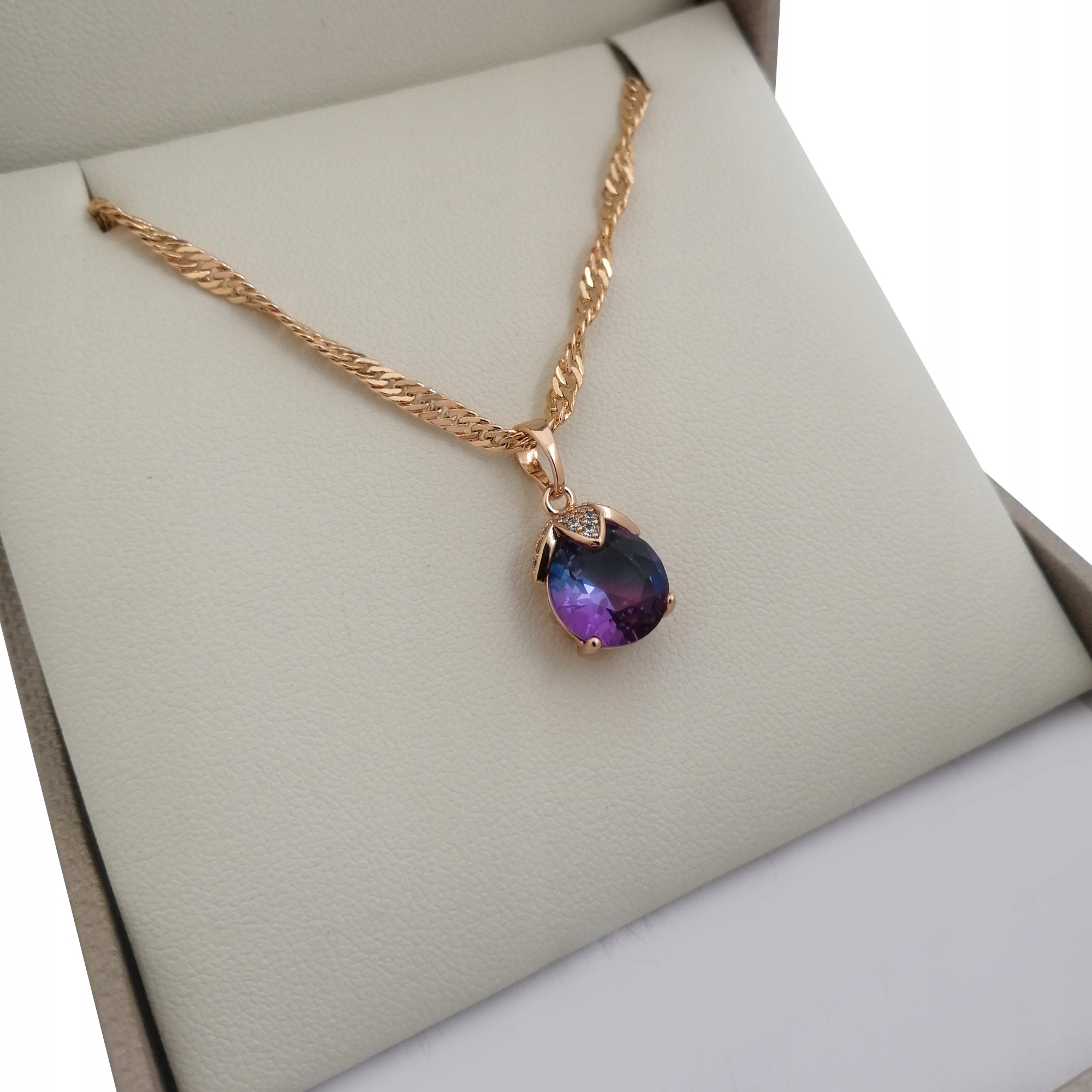 

Złoty Łańcuszek Singapur+kamien Swarovski Prezent