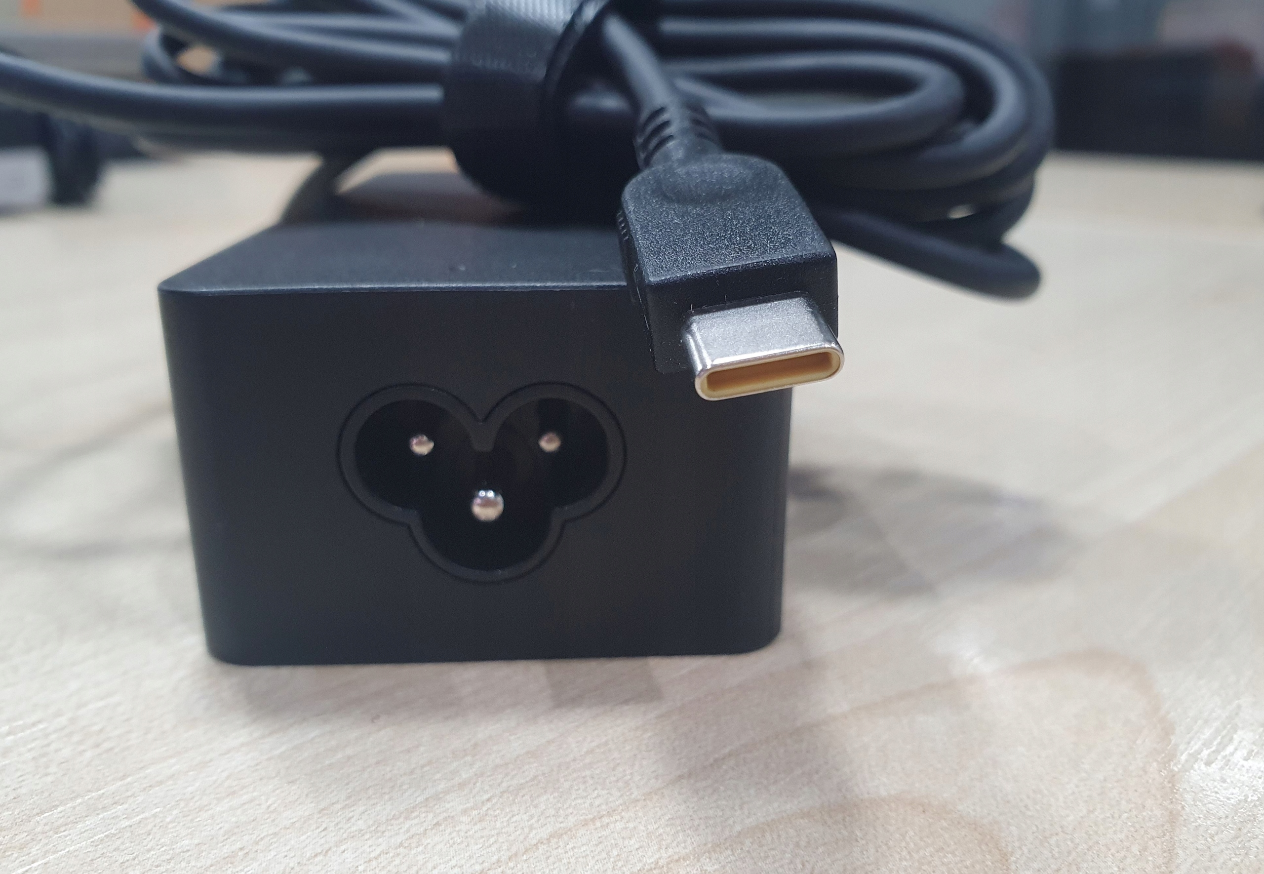 Super zasliacz jak nowy 65W typ C+ kabel GRATIS Producent Inna