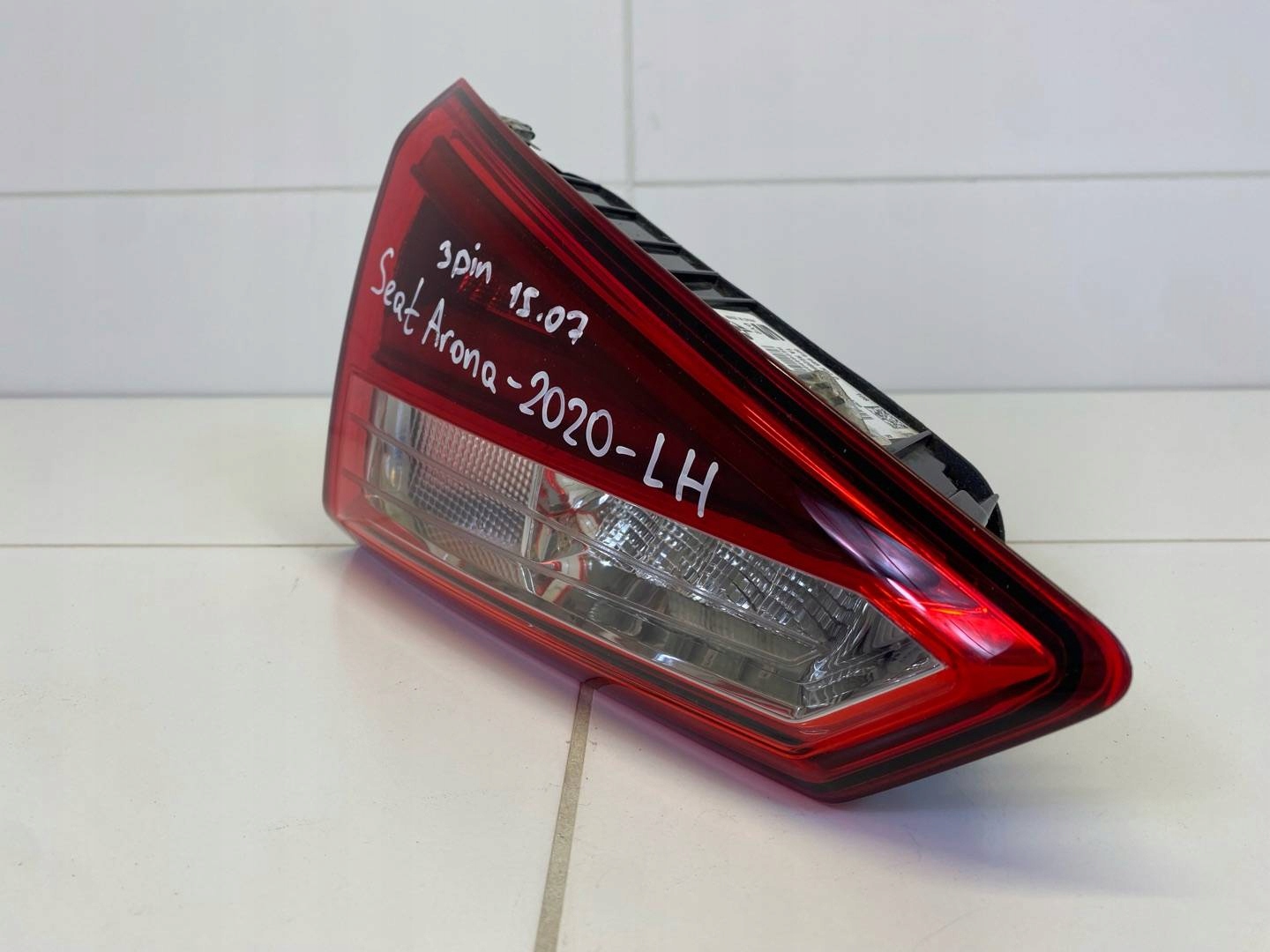 light rear to the bonnet left side SEAT Arona 2020 6F9945703D