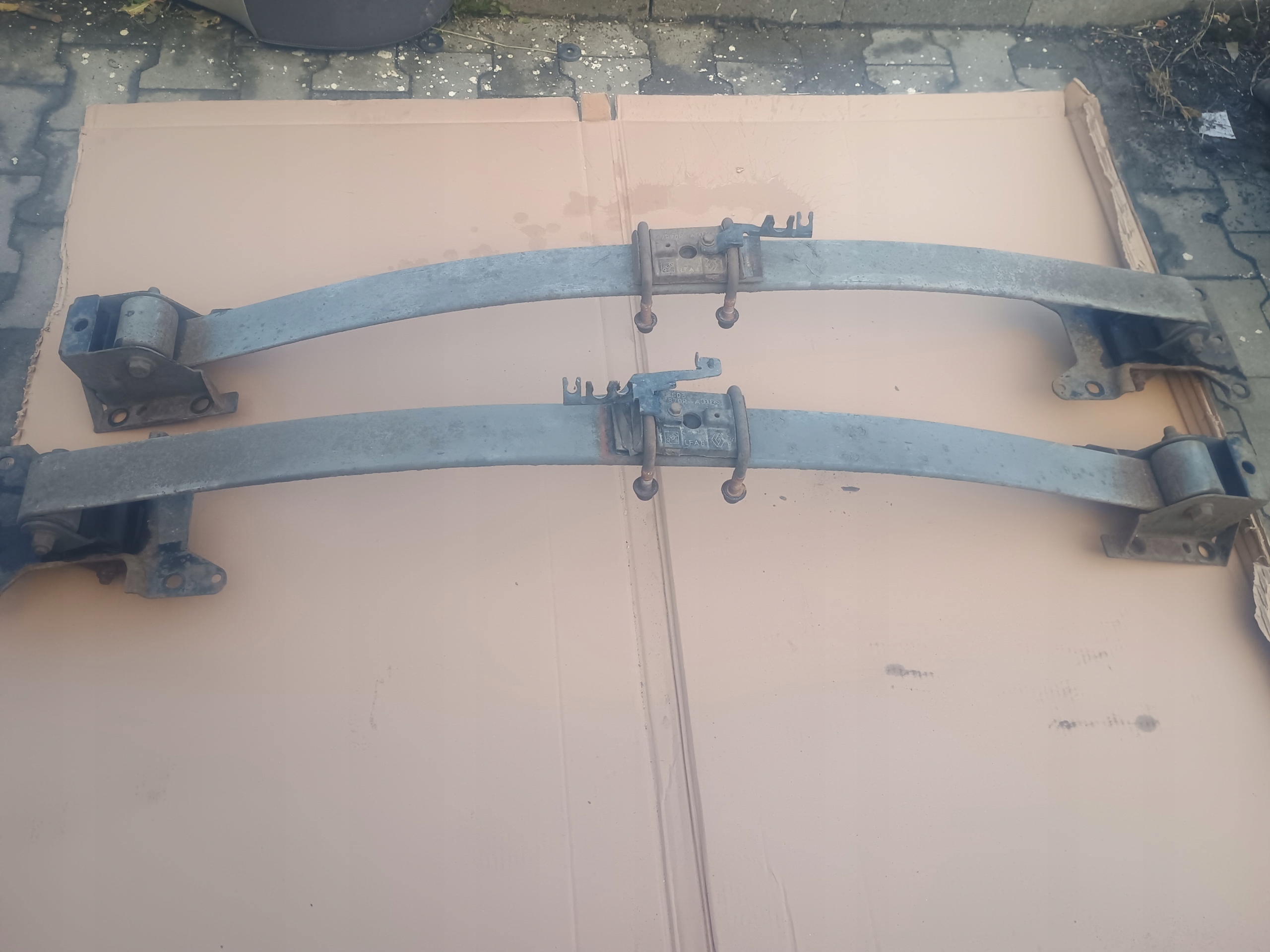 Resor PODWÓJNY resory tył kpl prawy + lewy 2szt Renault Master III 12r