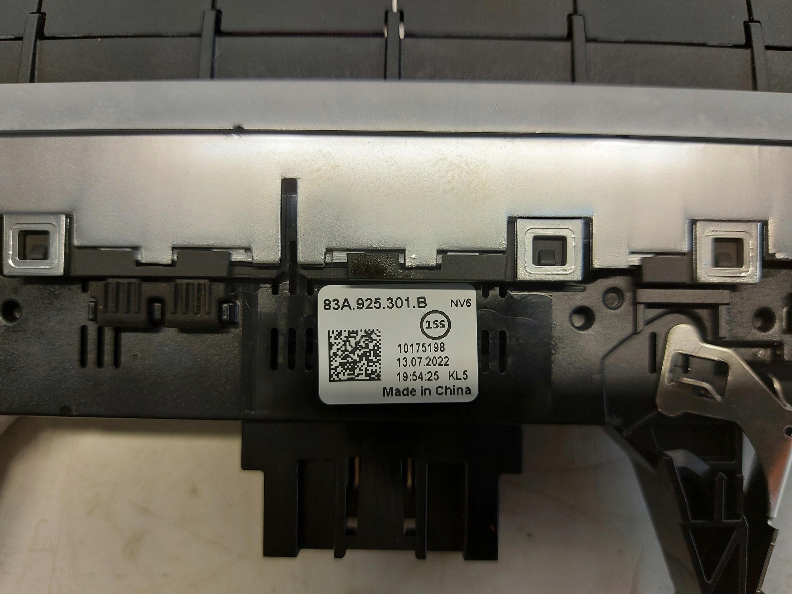 Audi RSQ3 Q3 83A 2022r PANEL Bouton Console 83A925301B