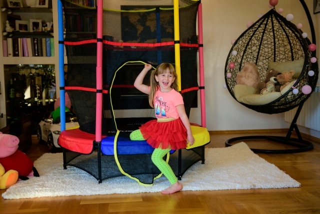 TRAMPOLINA do wewnątrz 140cm JUST FUN multicolor Marka JUST FUN