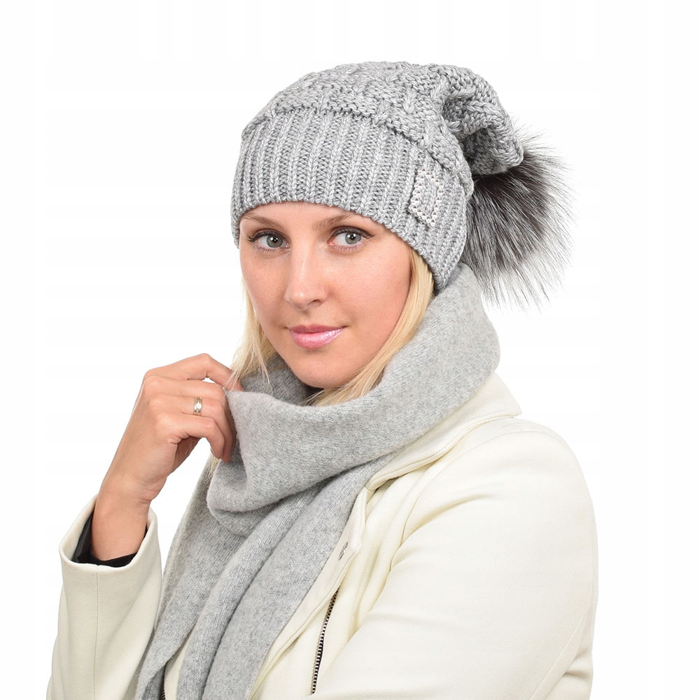 Szara czapka wełniana z pomponem futra lisa