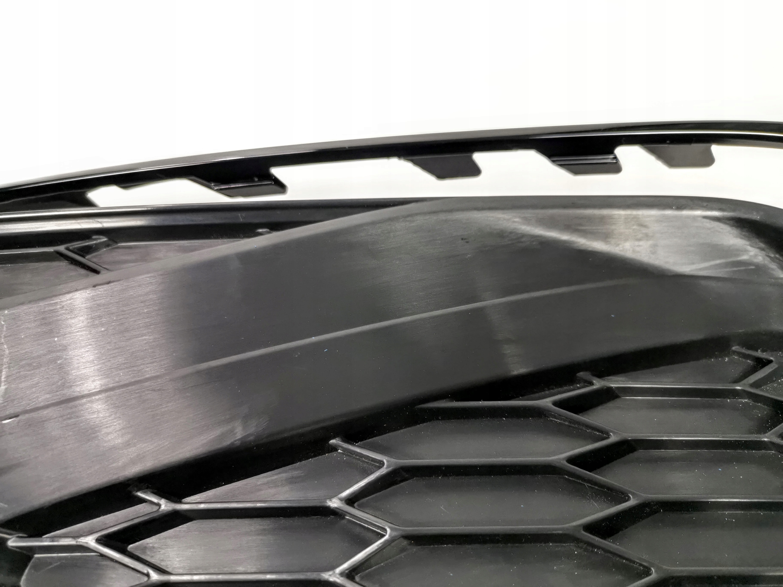 KRATKI ZDERZAKA PASSAT USA 561853666P 561853211B Producent części Volkswagen OE