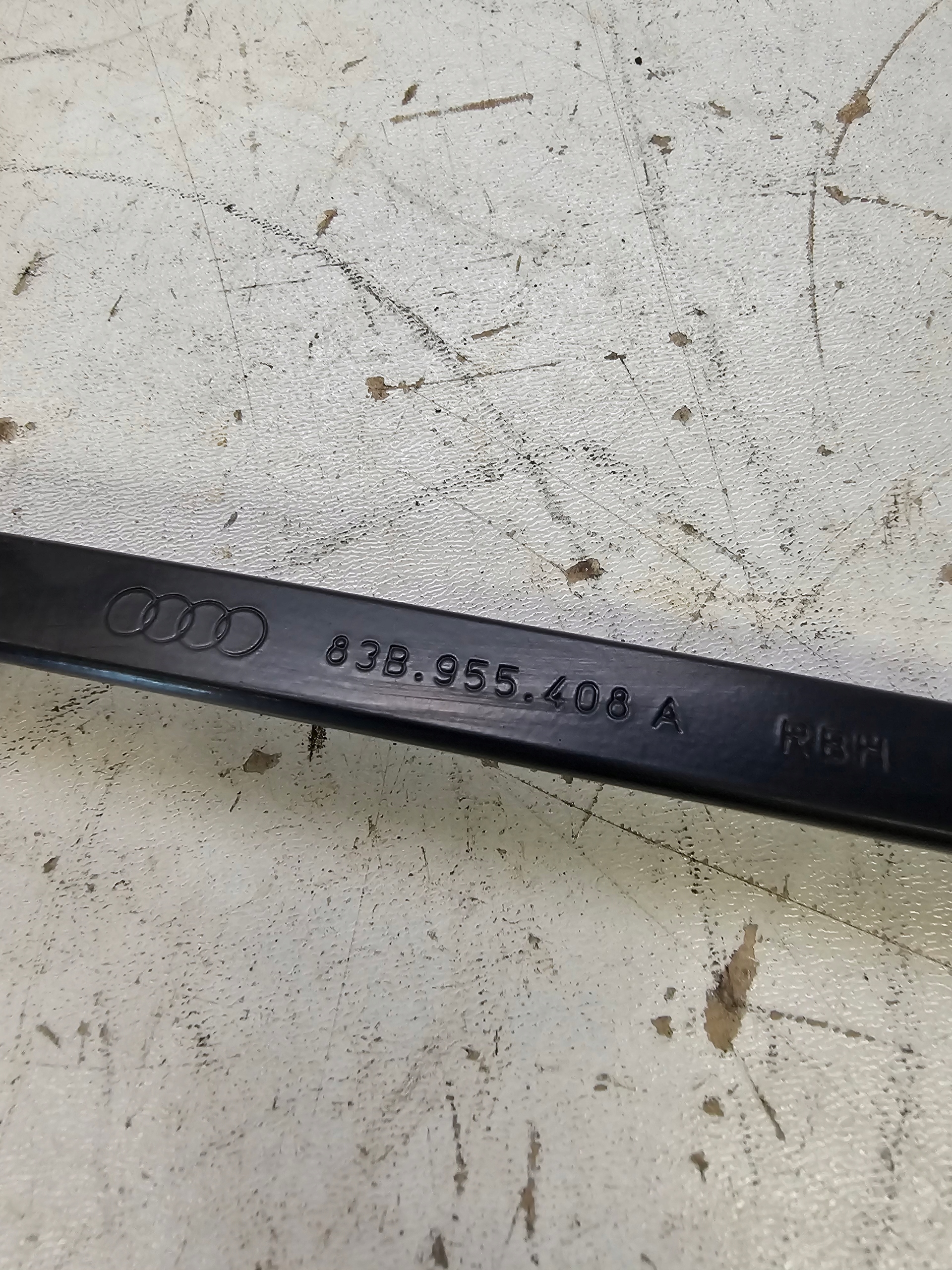 wiper arm right AUDI Q3 F3 83B955408A