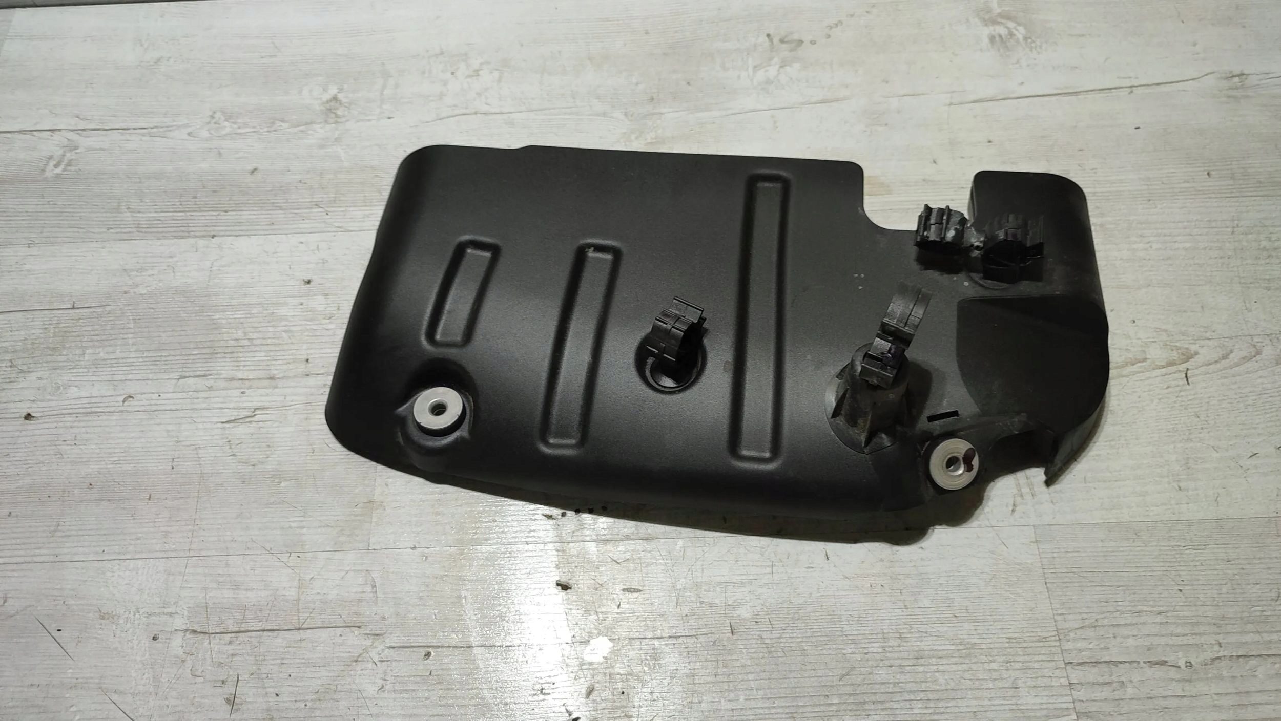 Alfa Romeo Stelvio 2021 cover upper of the engine