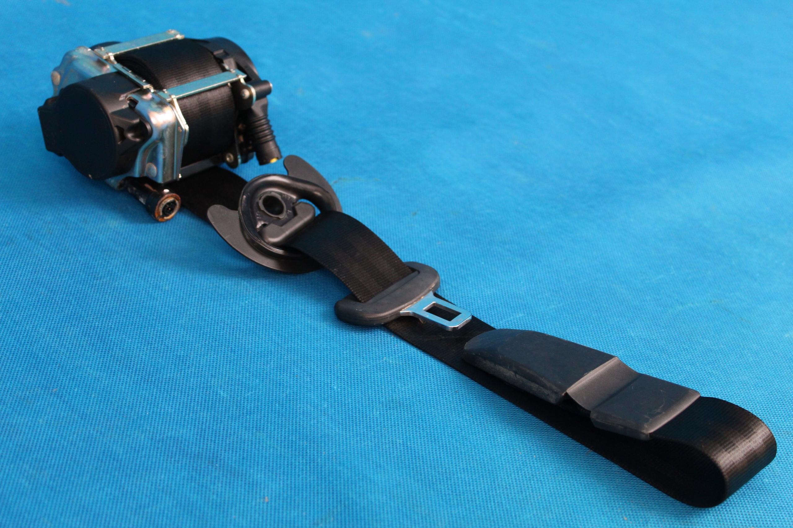 8W0857706 - AUDI A4 B9 ремень безопасности передний правый 16R