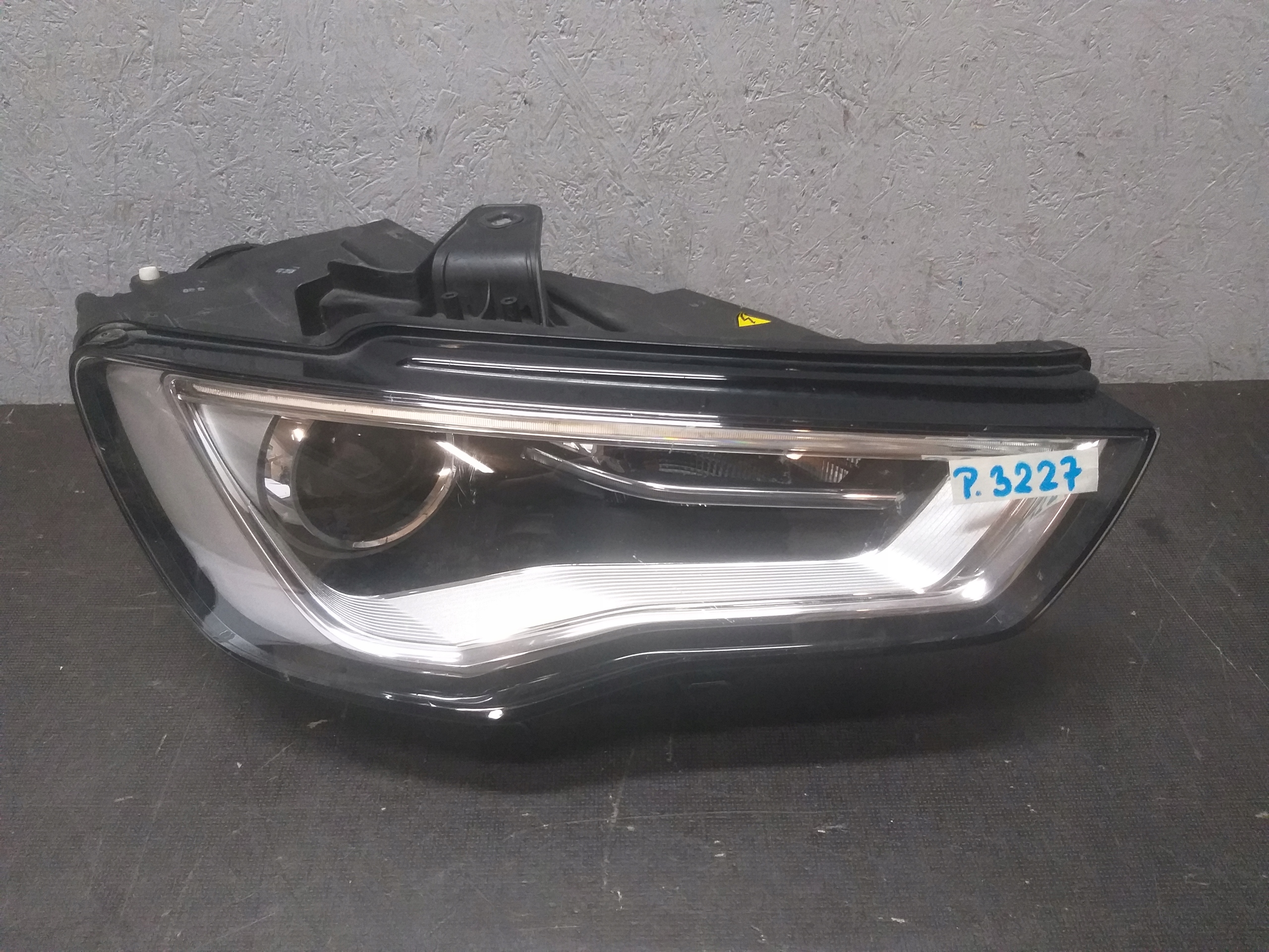 LIGHT FRONT RIGHT AUDI A3 XENON LED 13-16 8V0941006