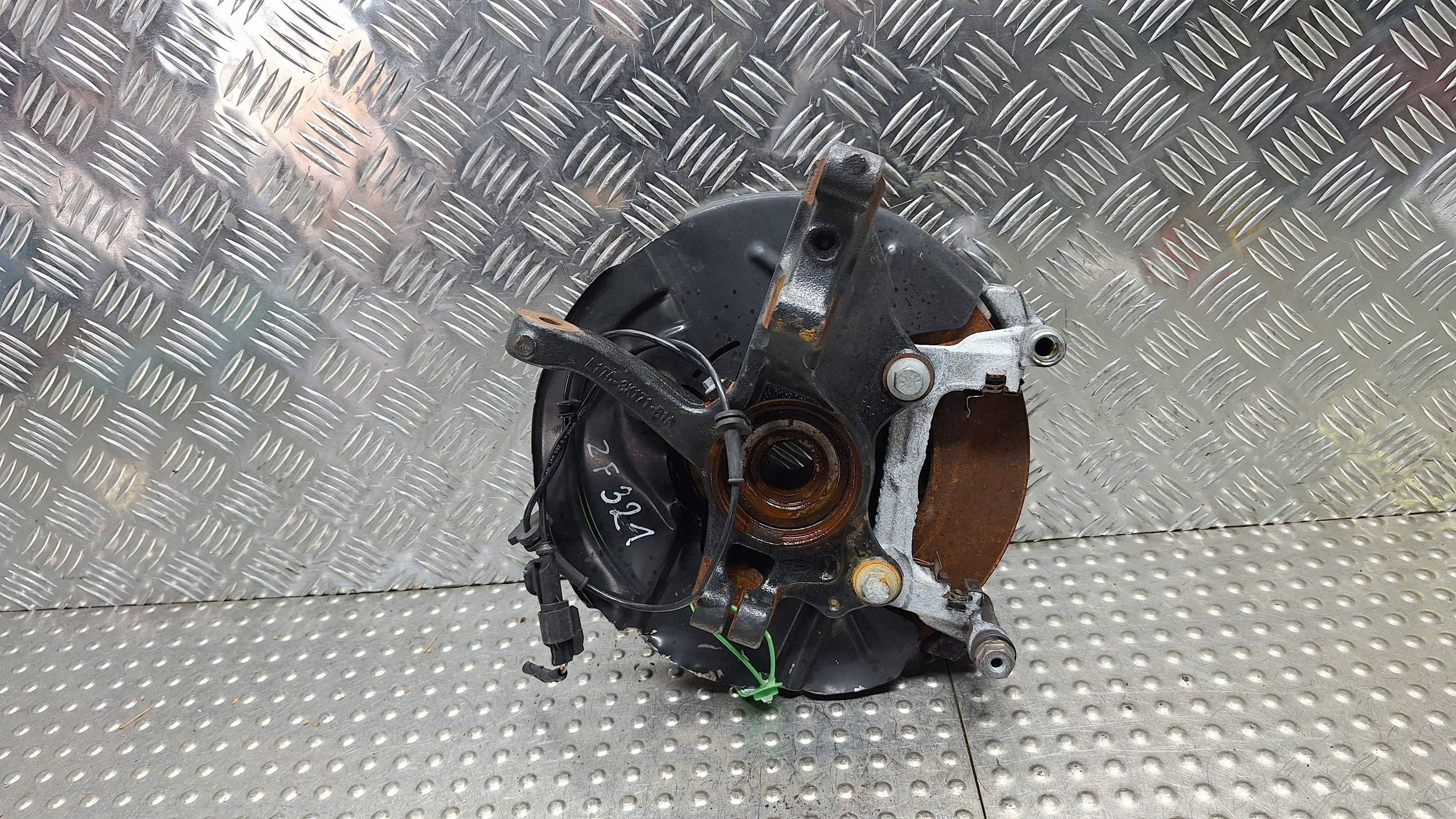 otoč čepu kotouč levý předek L1TC-3K171-B1A FORD PUMA MK2
