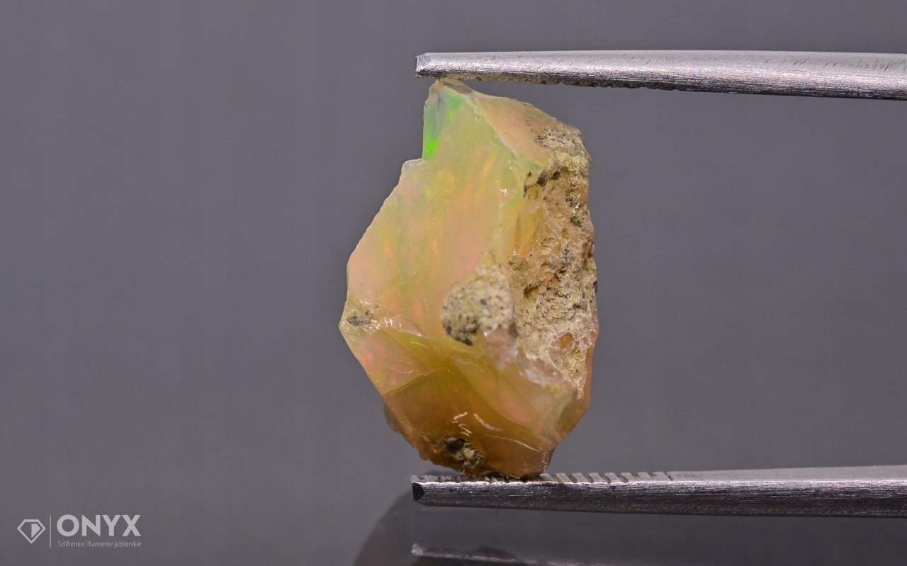 Opal z Etiopie hrudka 13x9,5 mm