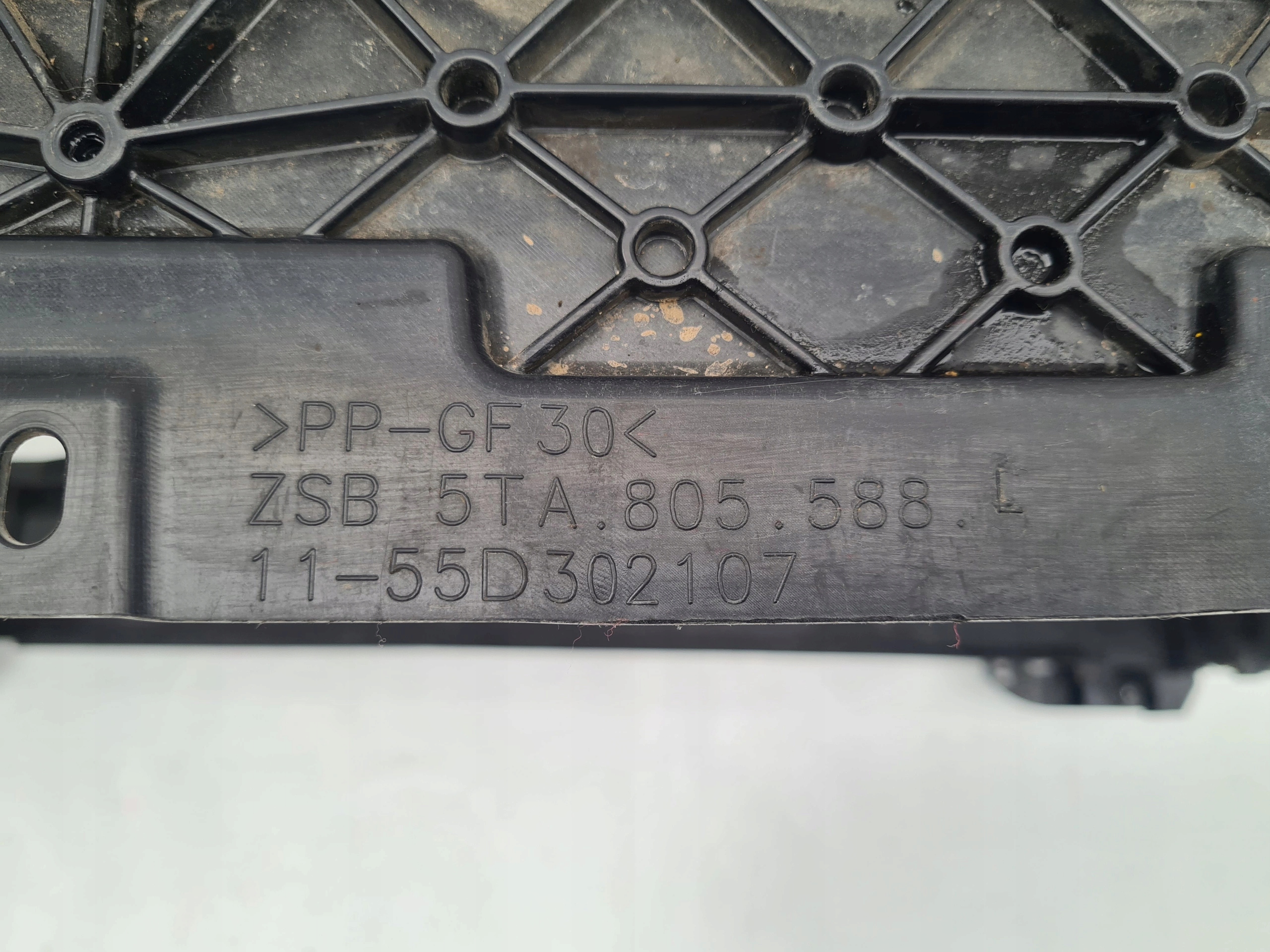 VW TOURAN II PAS PRZEDNI WZMOCNIENIE 5TA805594C Strona zabudowy przód