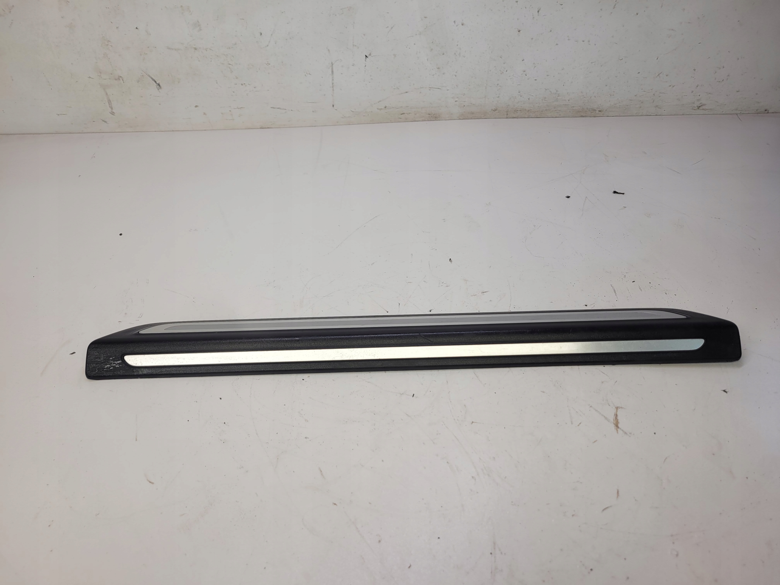 lišta prahová pravý předek Q5 8R 8R0853374