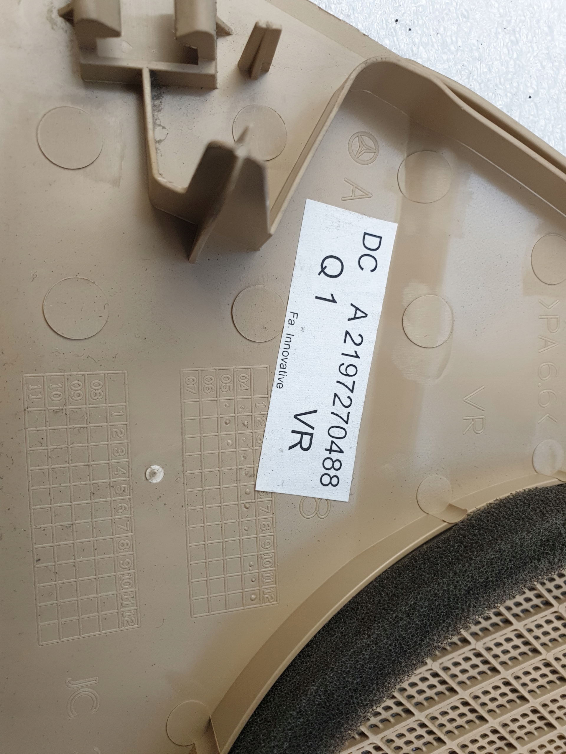 пластик правый передний MERCEDES CLS W219