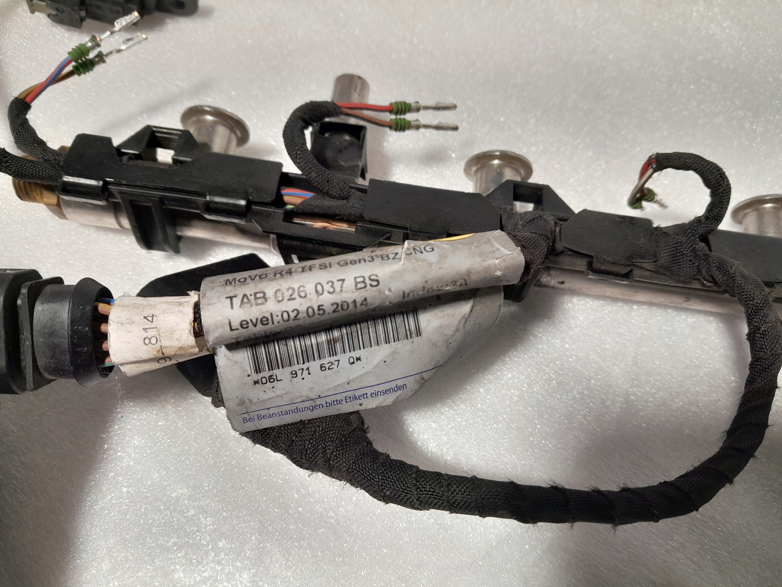 AUDI A4 B9 2.0TFSI bundle WTRYSKIWACZY injection ramp 06L971627Q