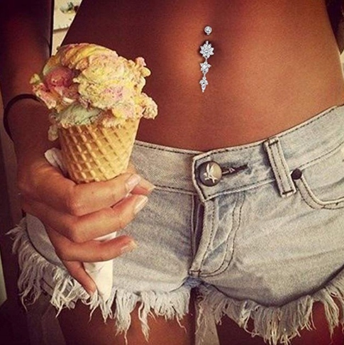 SREBRNY KOLCZYK DO PĘPKA ZWISAJĄCE KRYSZTAŁKI 316L Marka Emigmat