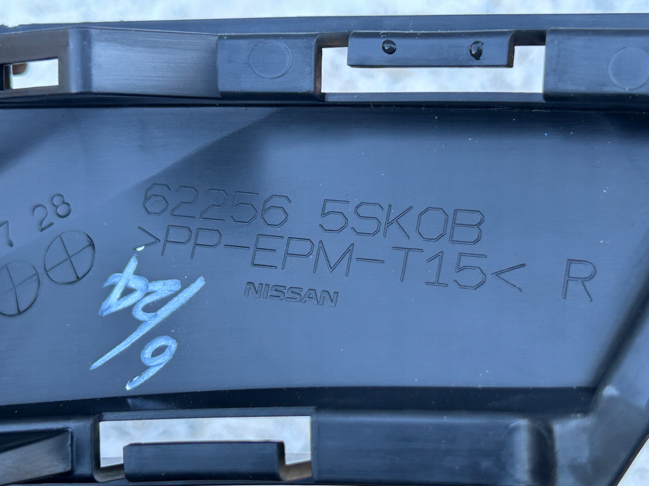; mřížka pravá nárazníku předek NISSAN LEAF II 62256-5SK0B