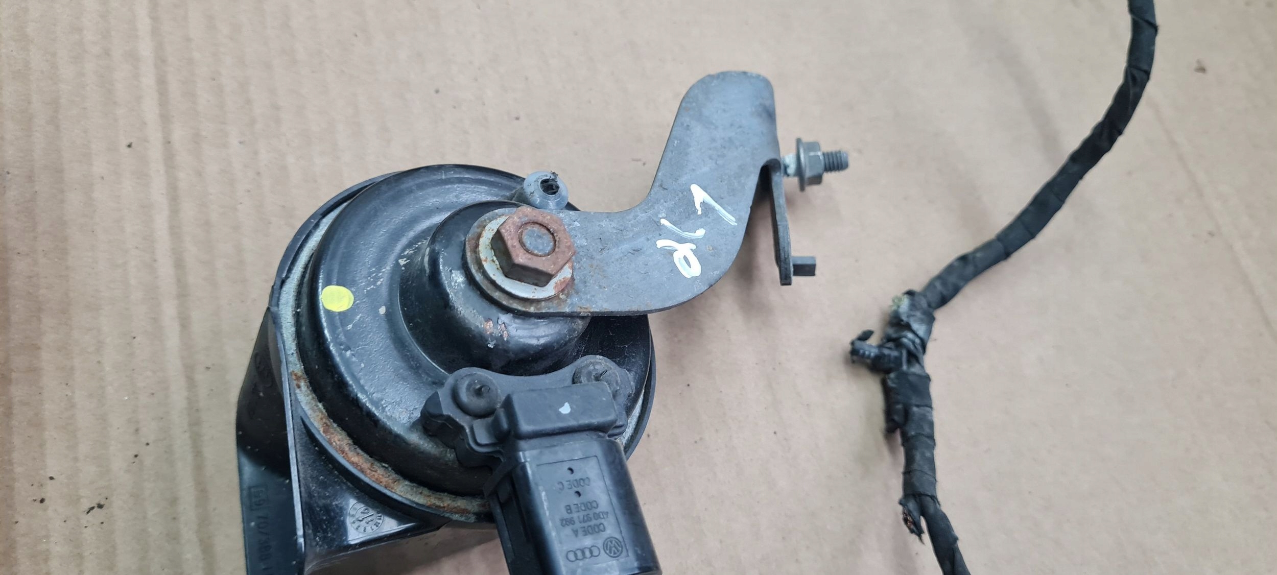 A4 B9 8W KLAKSON SYGNAL sound left front 8W0951223 A5 8W