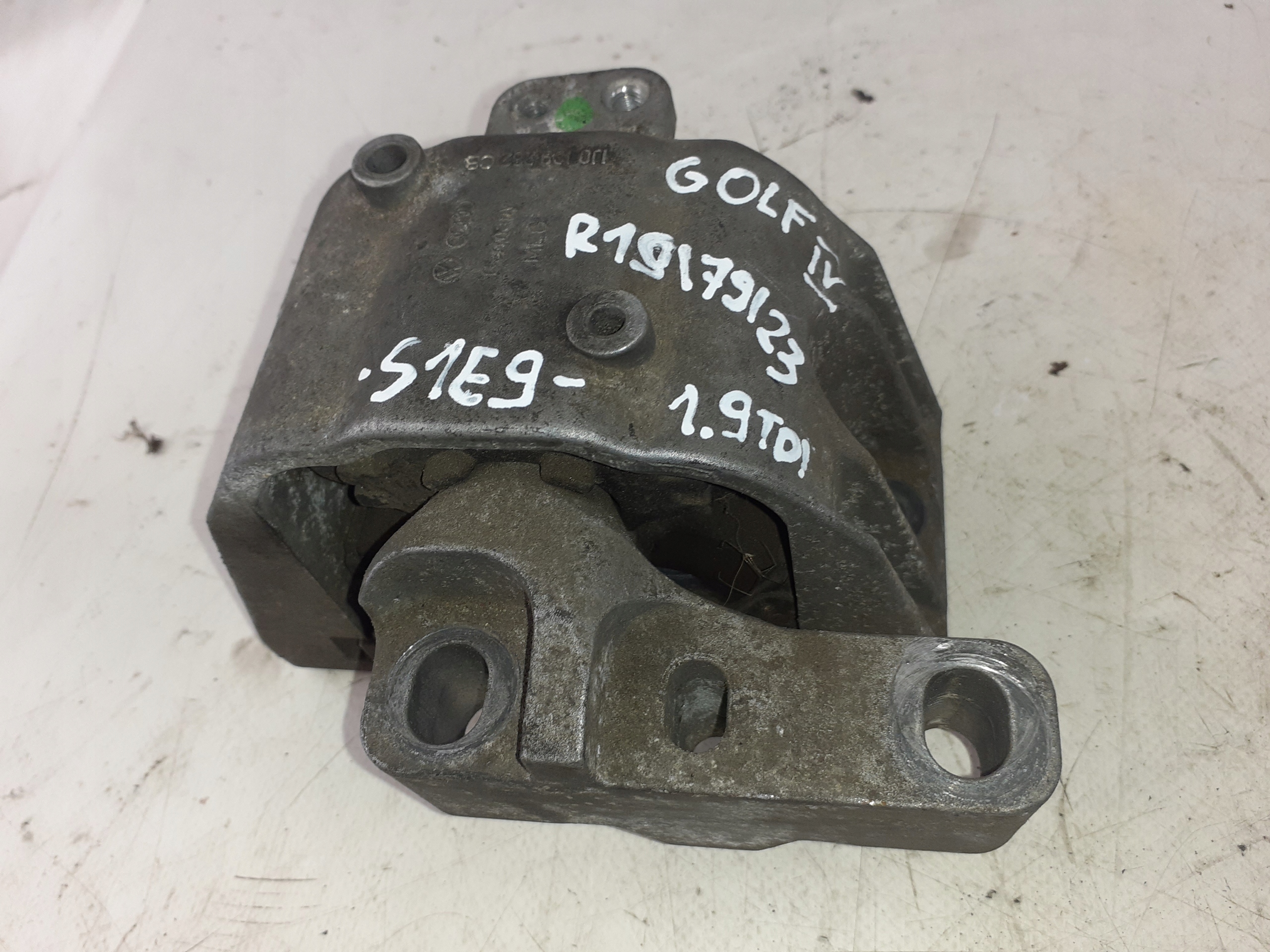 Volkswagen Golf IV 1.9 TDi engine mount