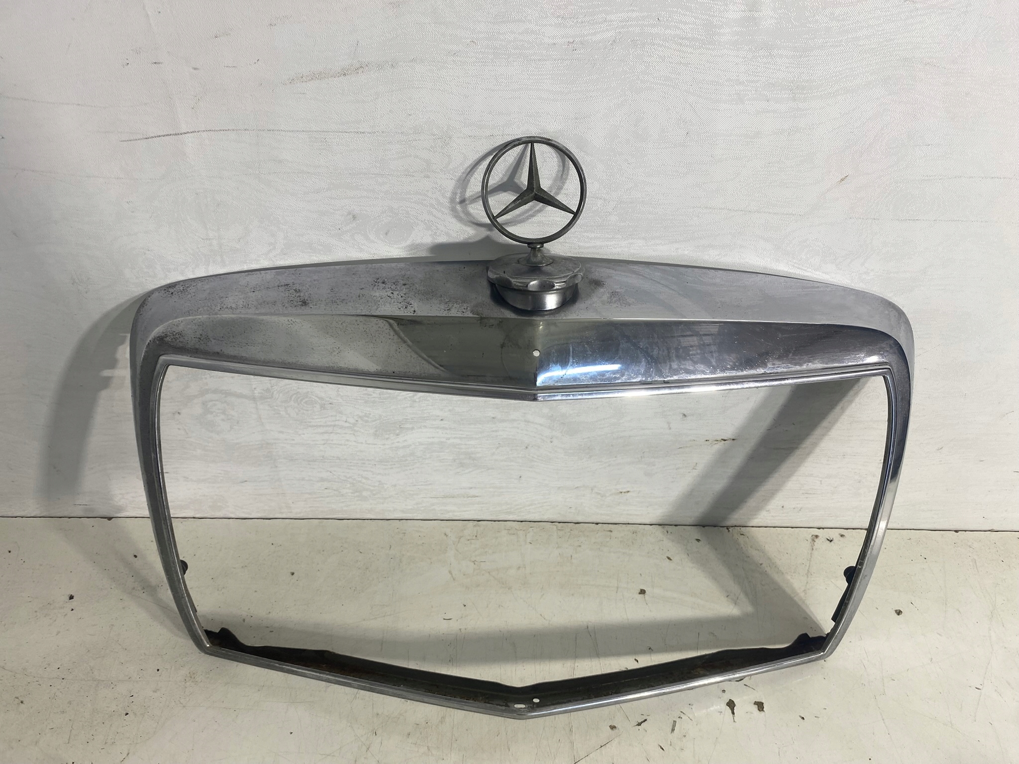 рамка решетка радиатора MERCEDES W123 европа