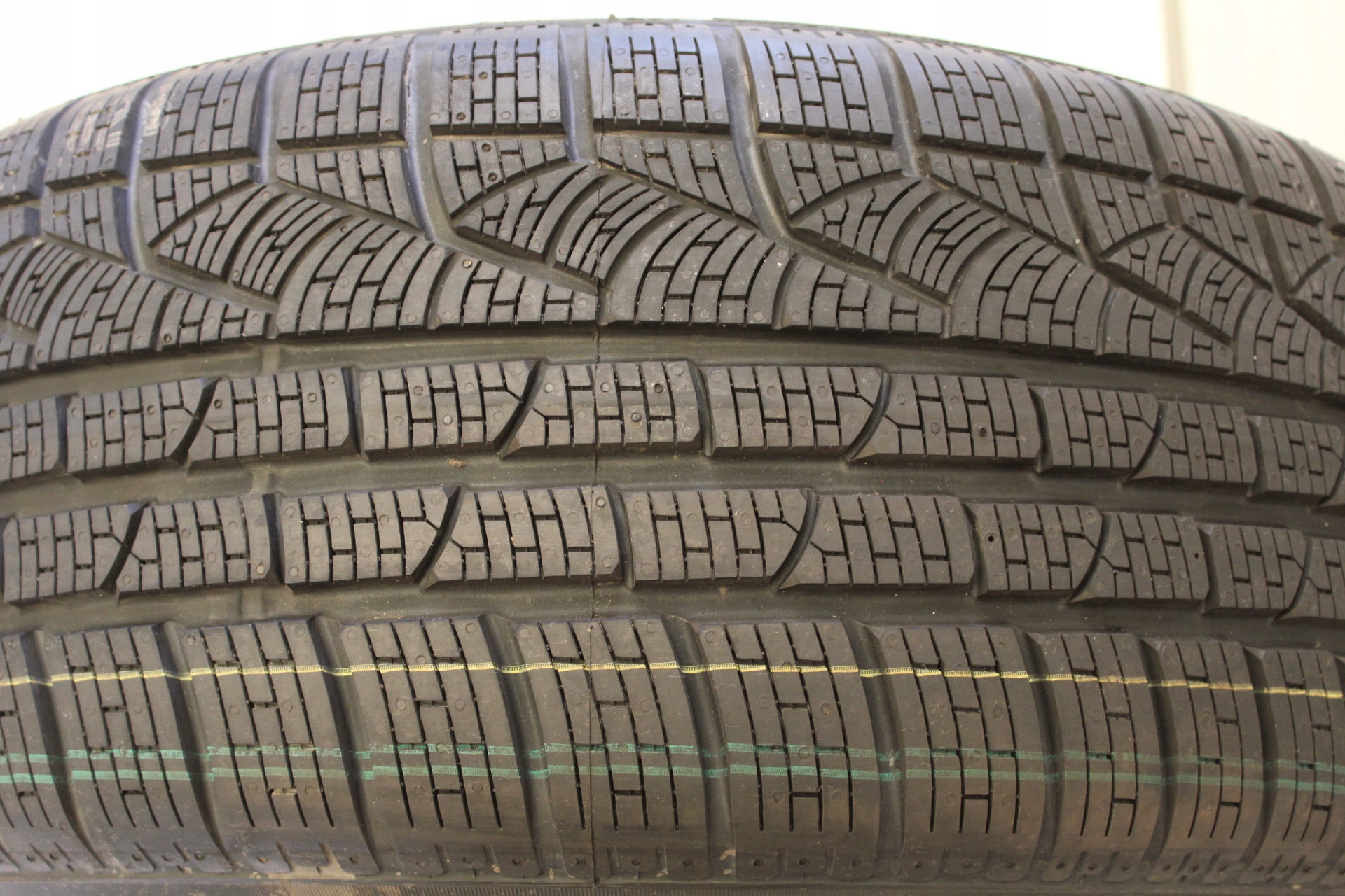 OPONA PIRELLI SOTTOZERO 245 50 18 100H (*) (RSC) EAN (GTIN) 8019227204988