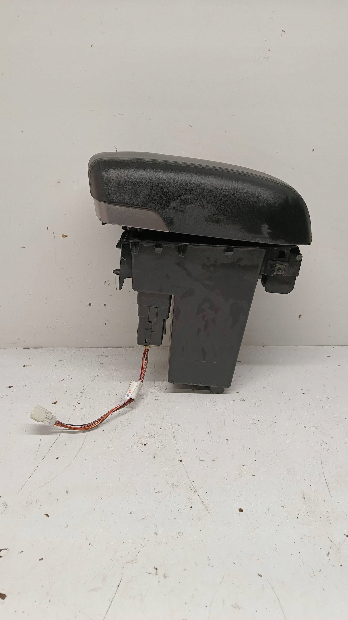 HYUNDAI IX35 armrest SKORZANY 84681-2S900 2009