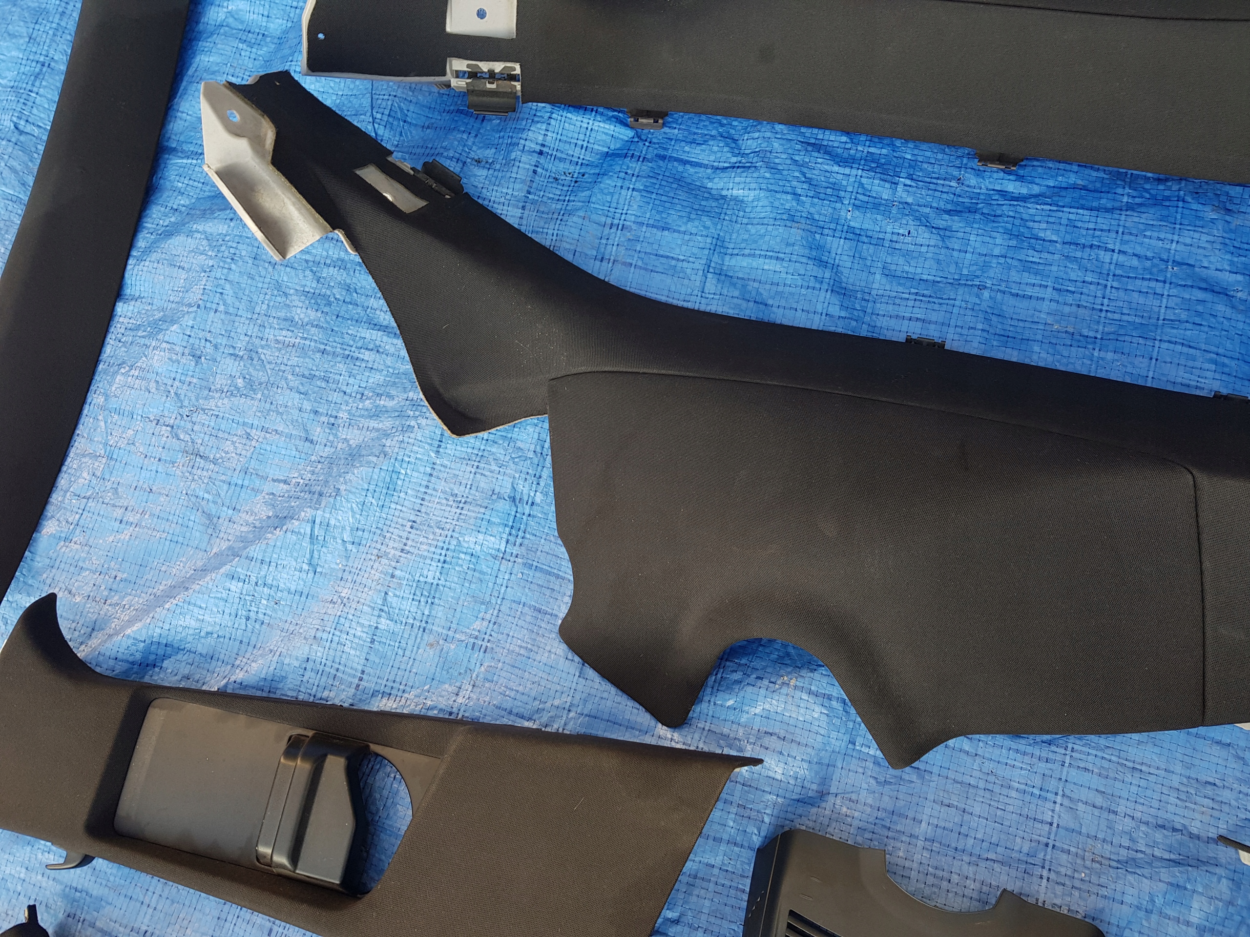 MERCEDES W212 AMG black, inner pillars plastics light