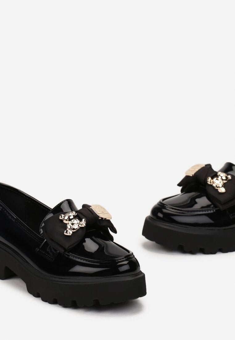 CZARNE LAKIEROWANE MOKASYNY LOAFERSY Z KOKARDĄ I MISIEM 40 Model loafersy