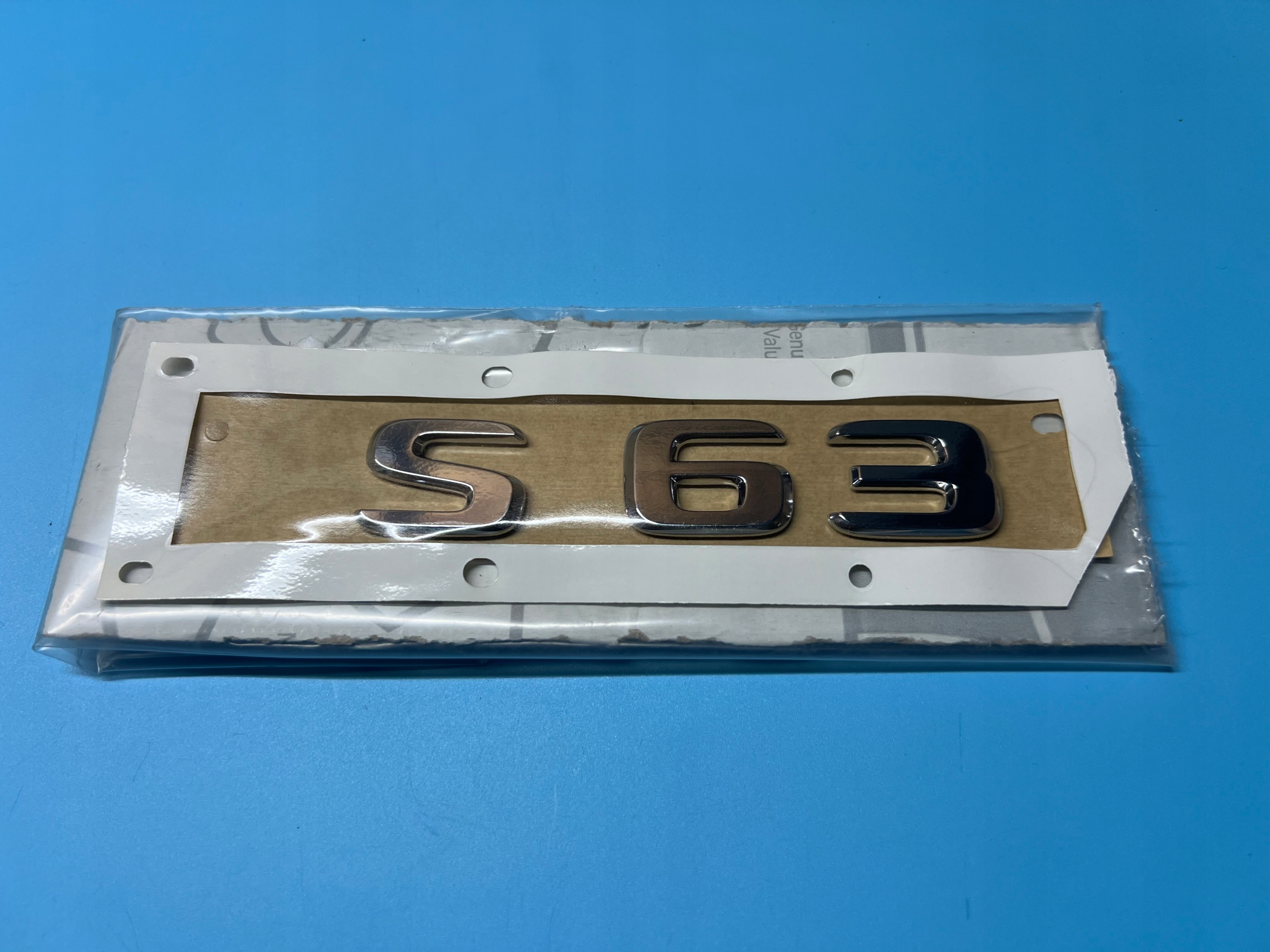 NOWY ORYGINALNY EMBLEMAT ZNACZEK NAPIS "S 63" NA TYLNEJ KALPIE A2178172500