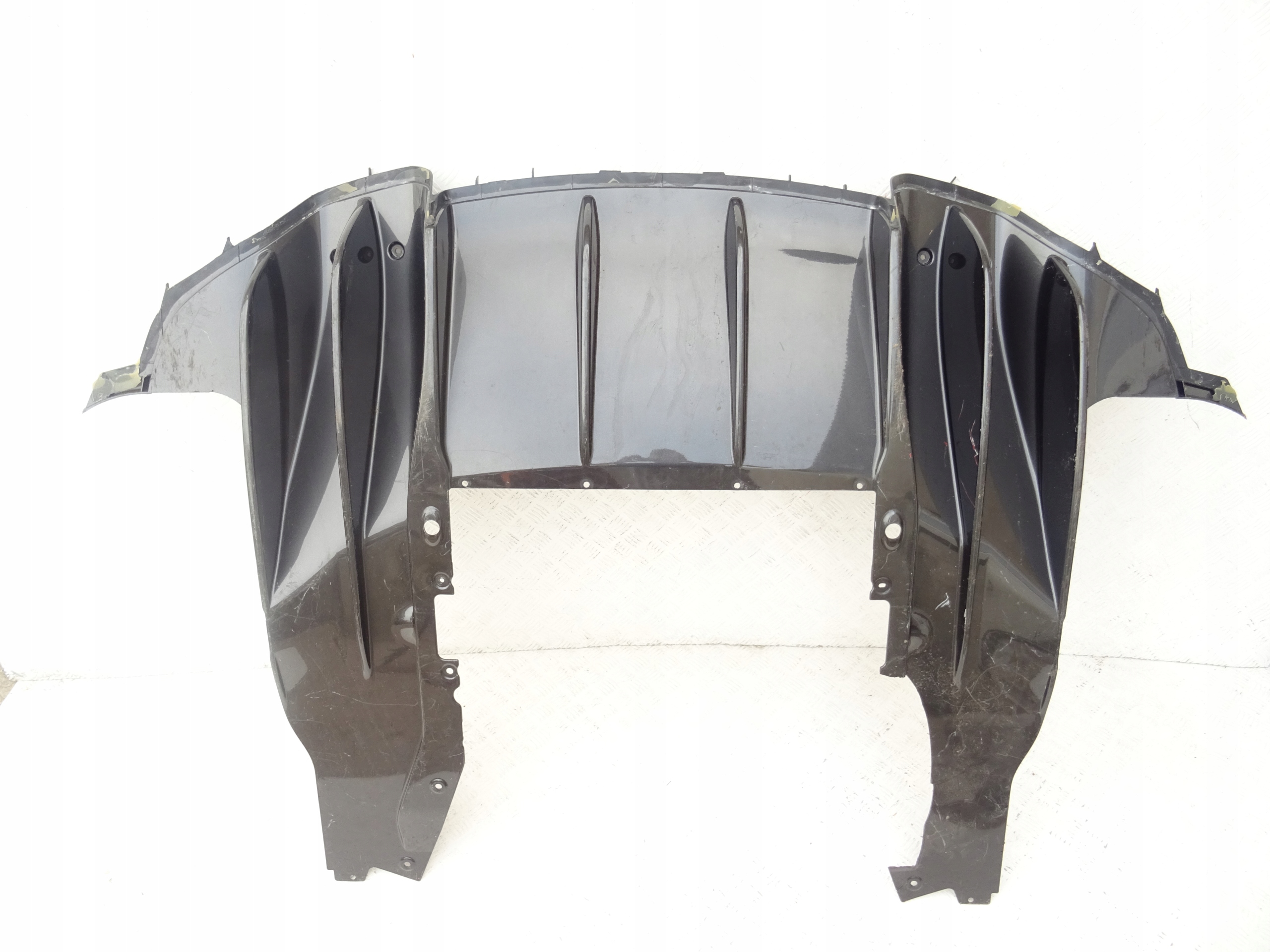 QQAA12Q - McLaren 570S s дифузор бампер задній