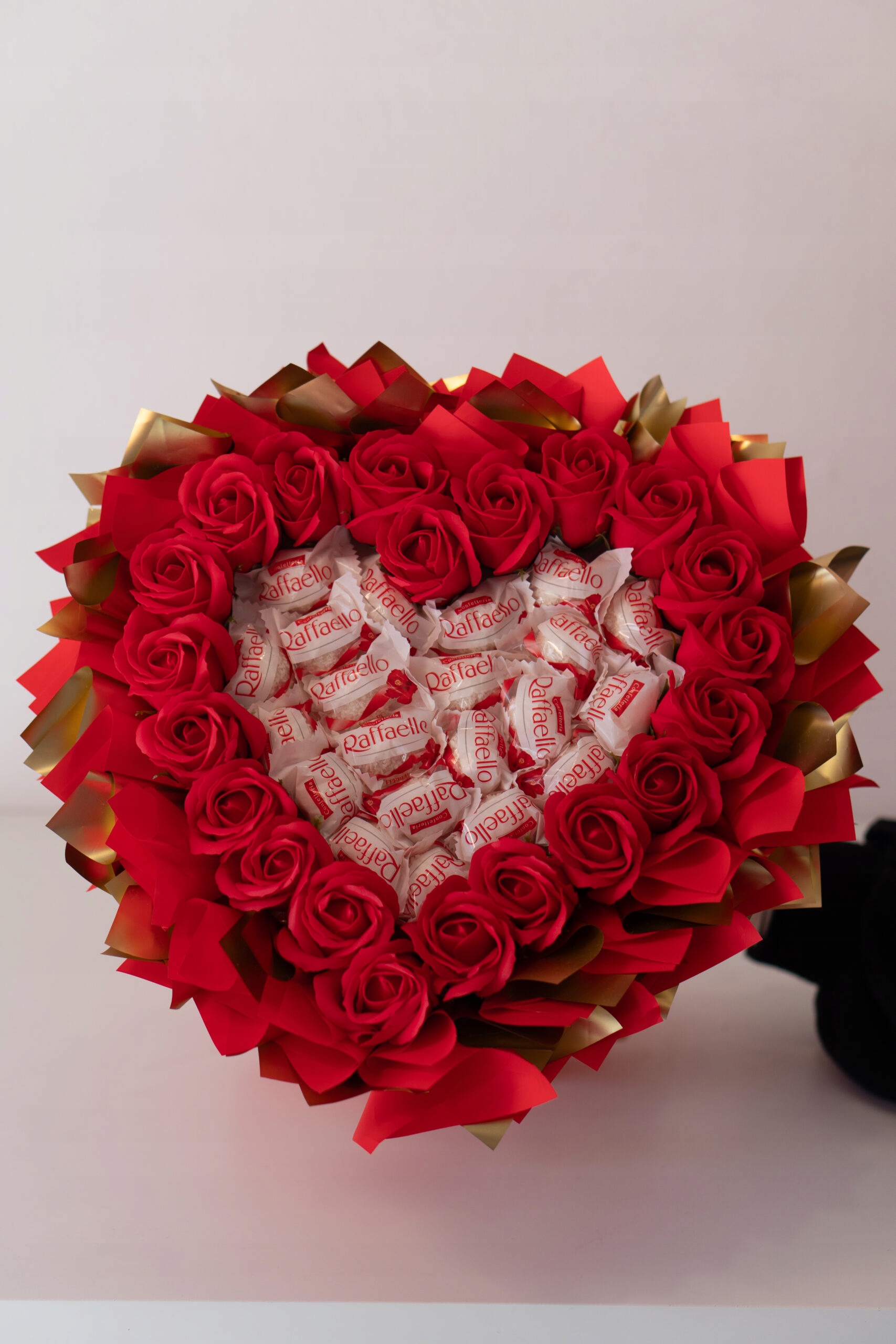 Levně Kytice bonbónů Raffaello 28 cm červené srdce s mýdlovými růžemi