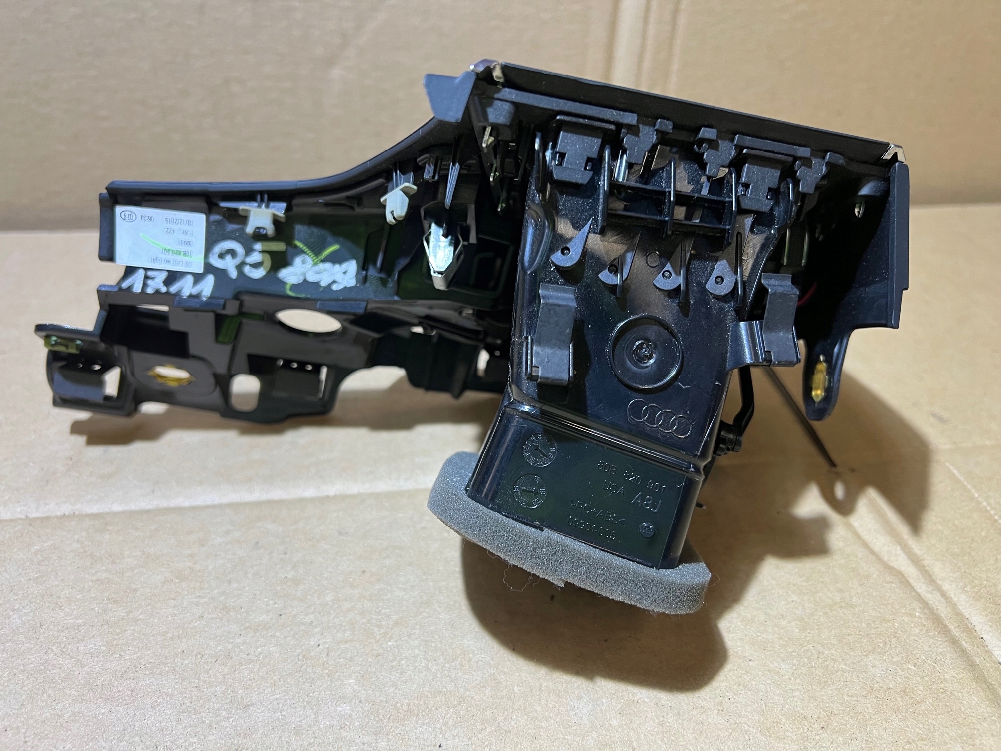 AUDI Q5 80A Gauche Bouche aération tableau bord 80B820901