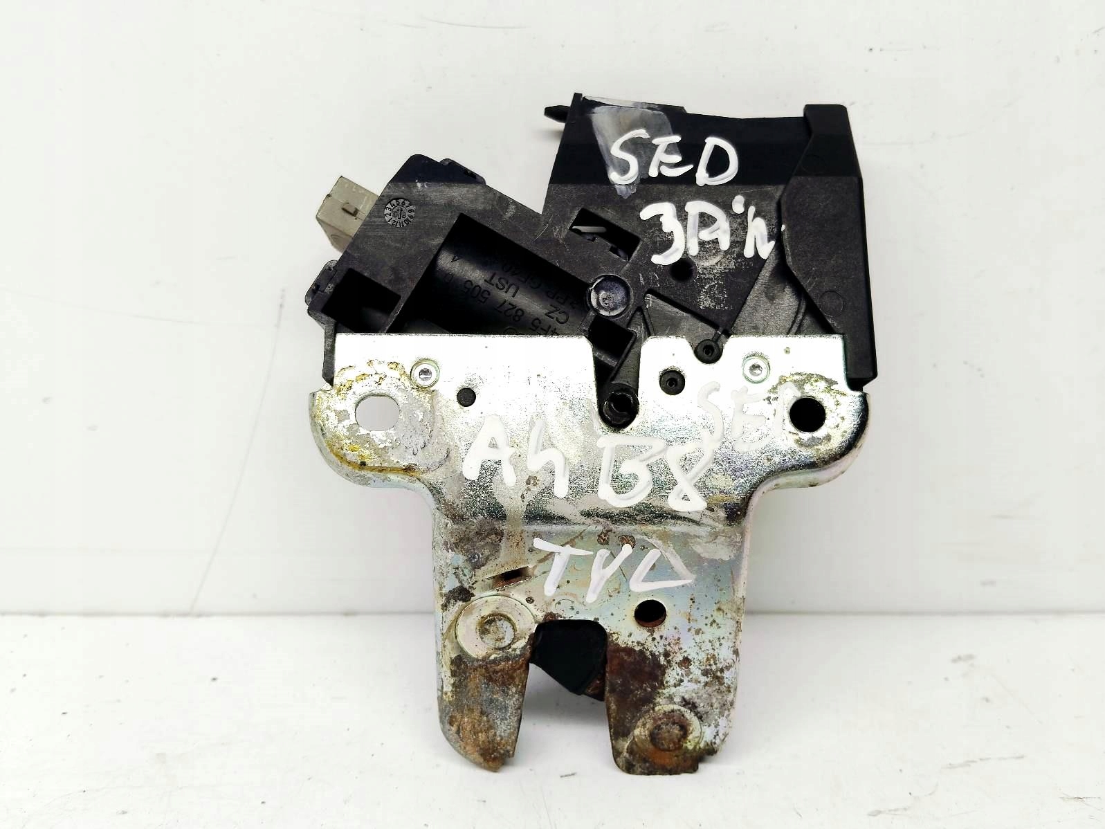 de la serrure de hayon Audi A4 B8 2.0 TDI berline 4F5827505D