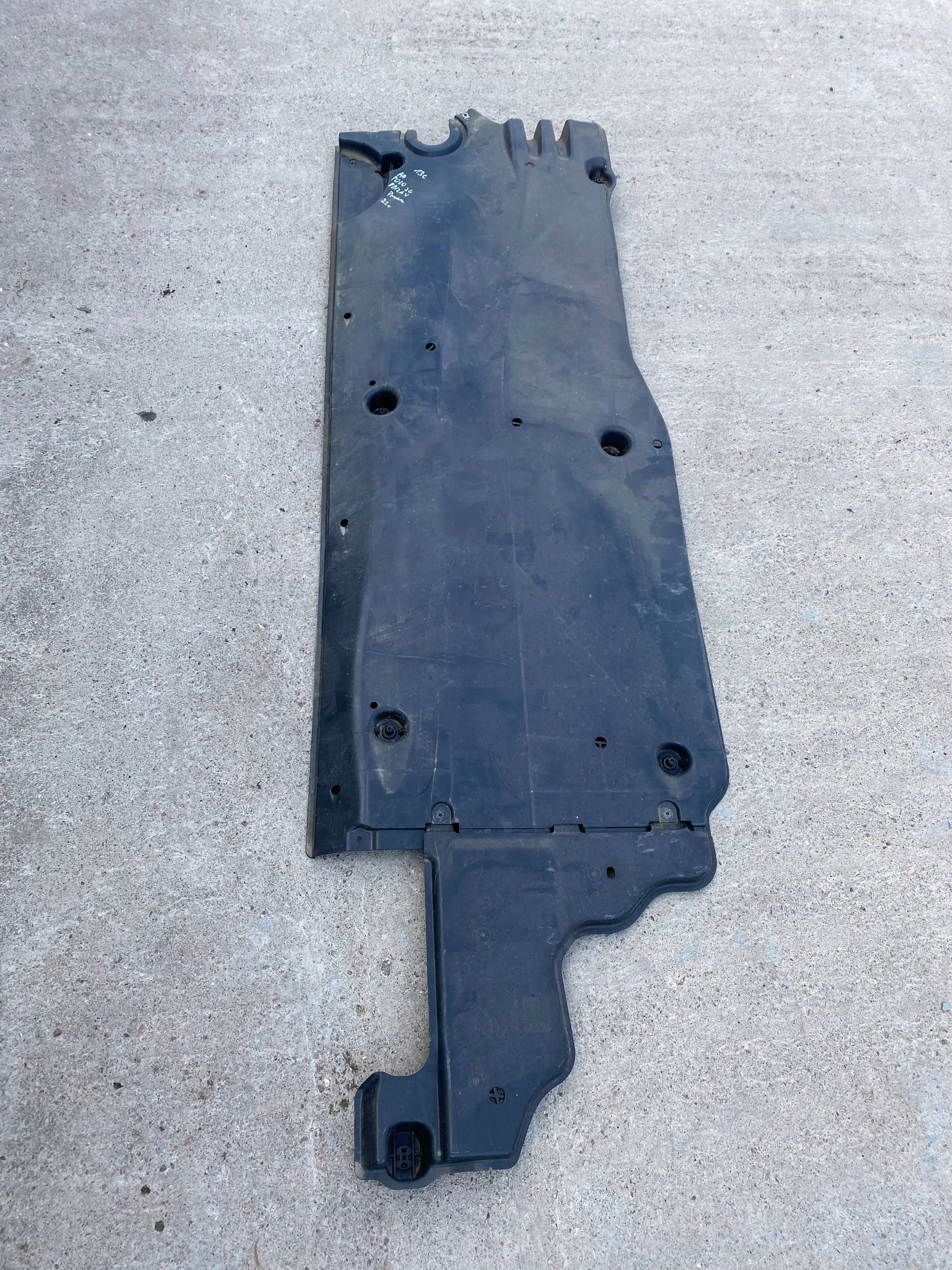 AUDI A1 II abdeckung blende abdeckung unterfahrschutz rechts 2Q0825202B