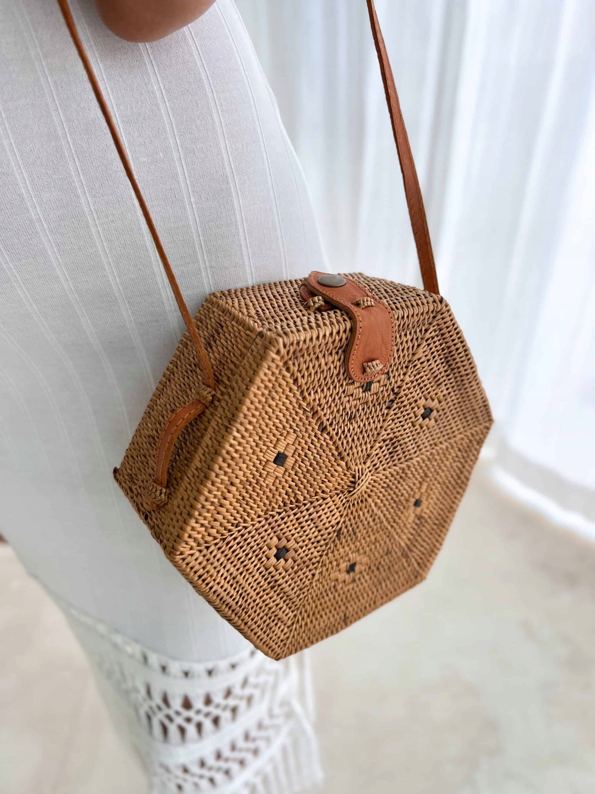 Handmade Wakacyjna Torebka Rattanowa z Długim Paskiem na Ramię ATE ROMB Kolor beżowy