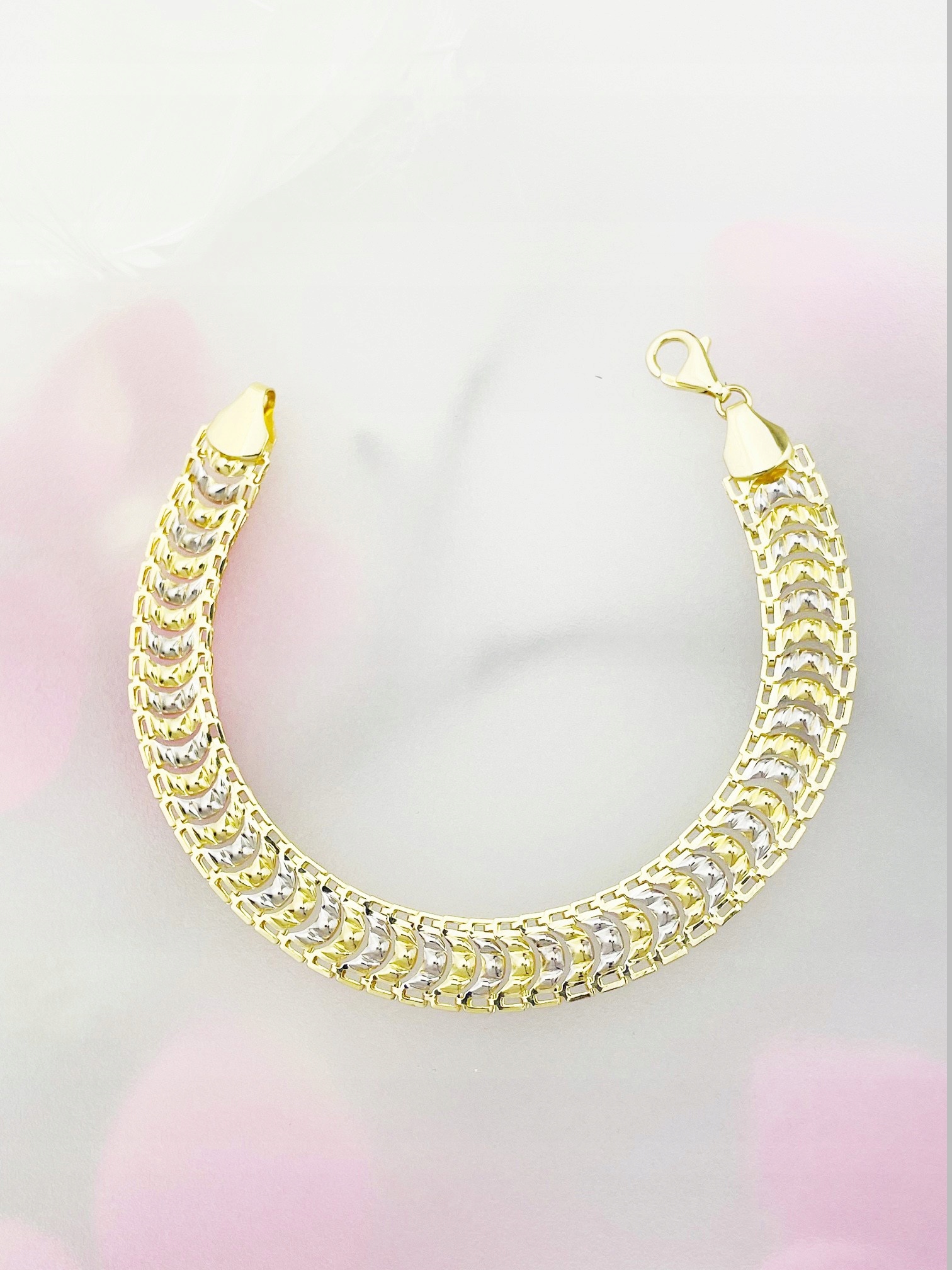 Zlatý náramek s širokou frézovanou bikolorovou barvou