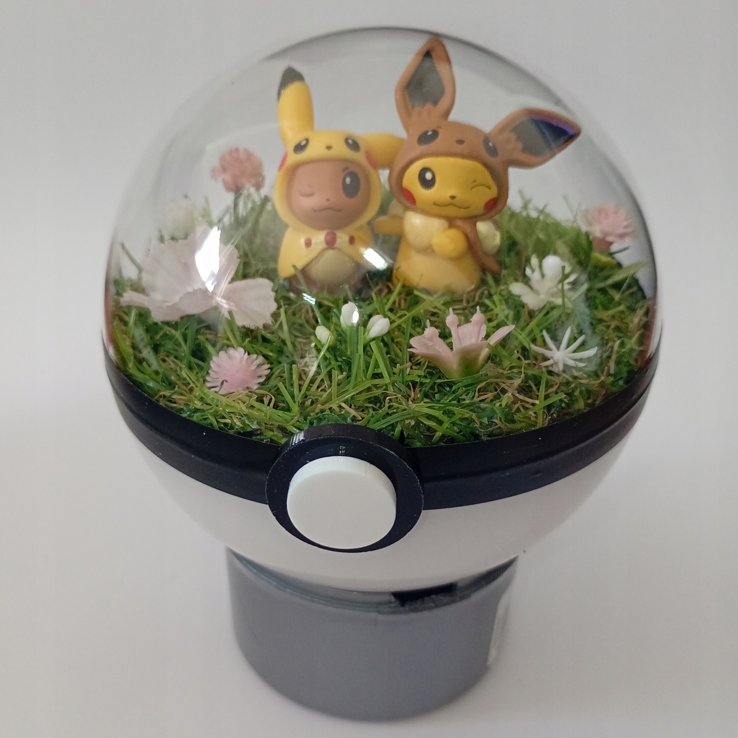 Pikachu A Eevee – Unikátní Pokeballové Terárium S Diorámou Pokémon Handmade 10 CM