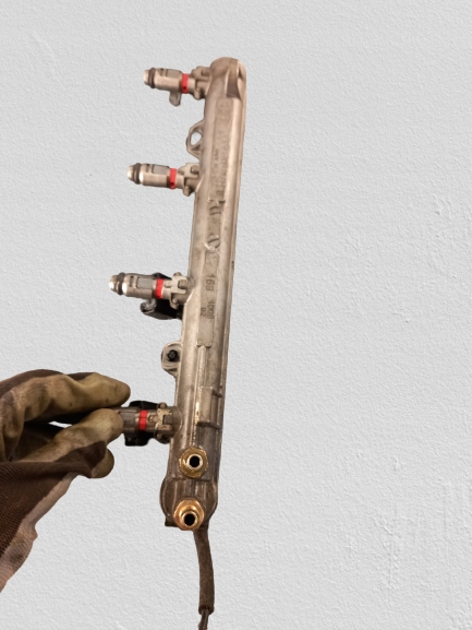 LISTWA WTRYSKOWA VW GOLF 1.4B 98R Typ silnika Benzyna