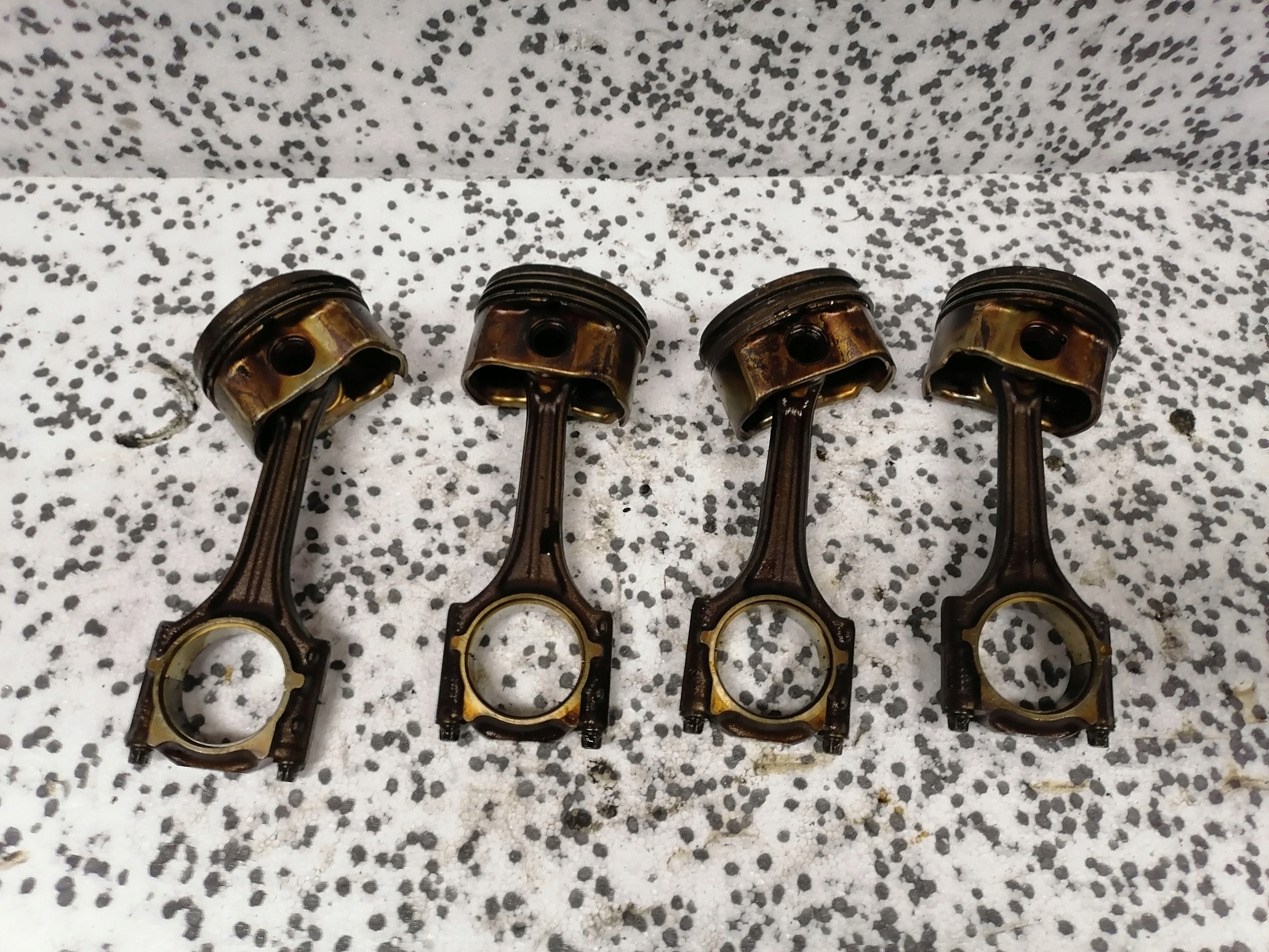 ПОРШЕНЬ ШАТУН AUDI ALT