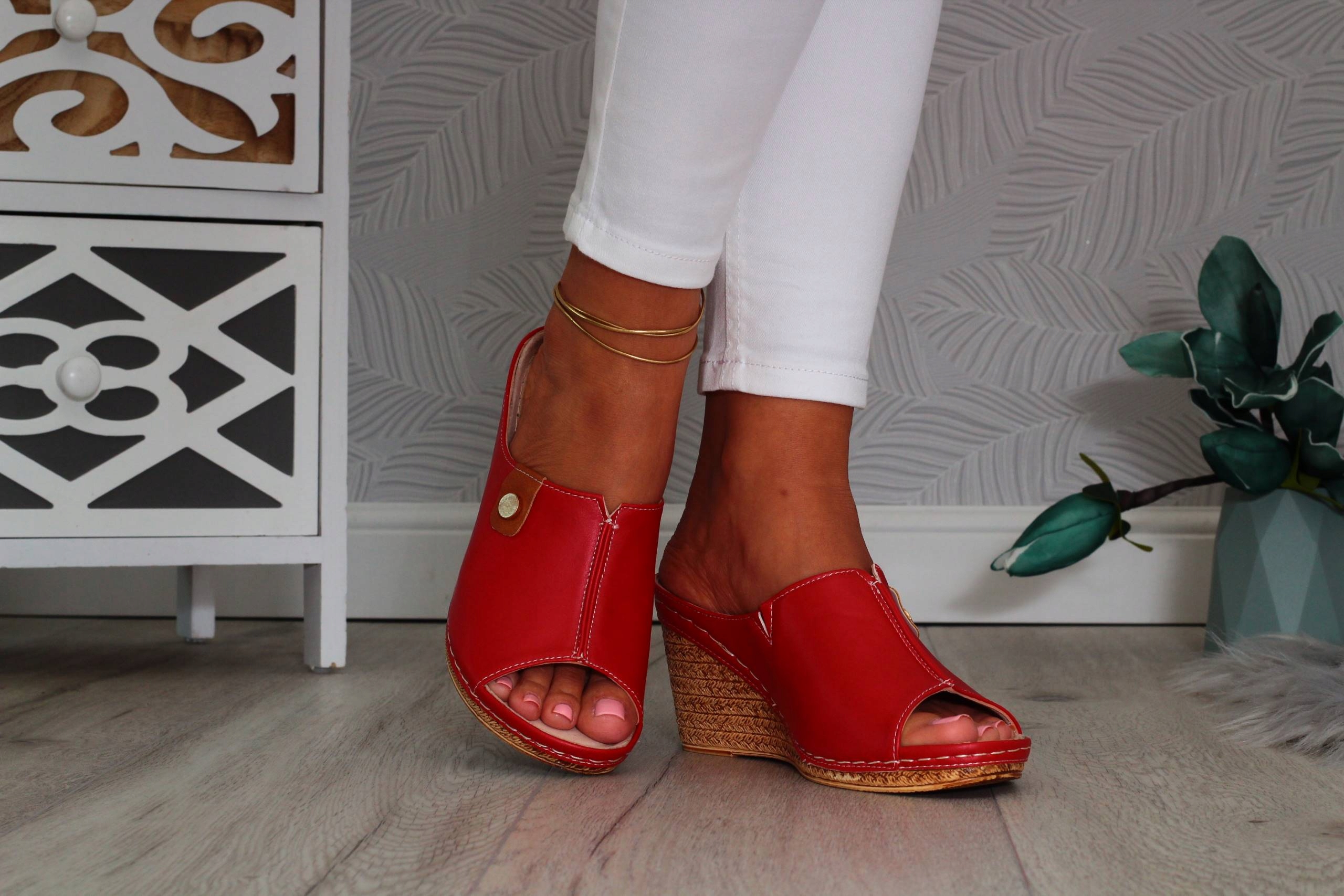 KLAPKI DAMSKIE PROFILOWANE WYSOKIE SZYTE SKÓRA Marka inna