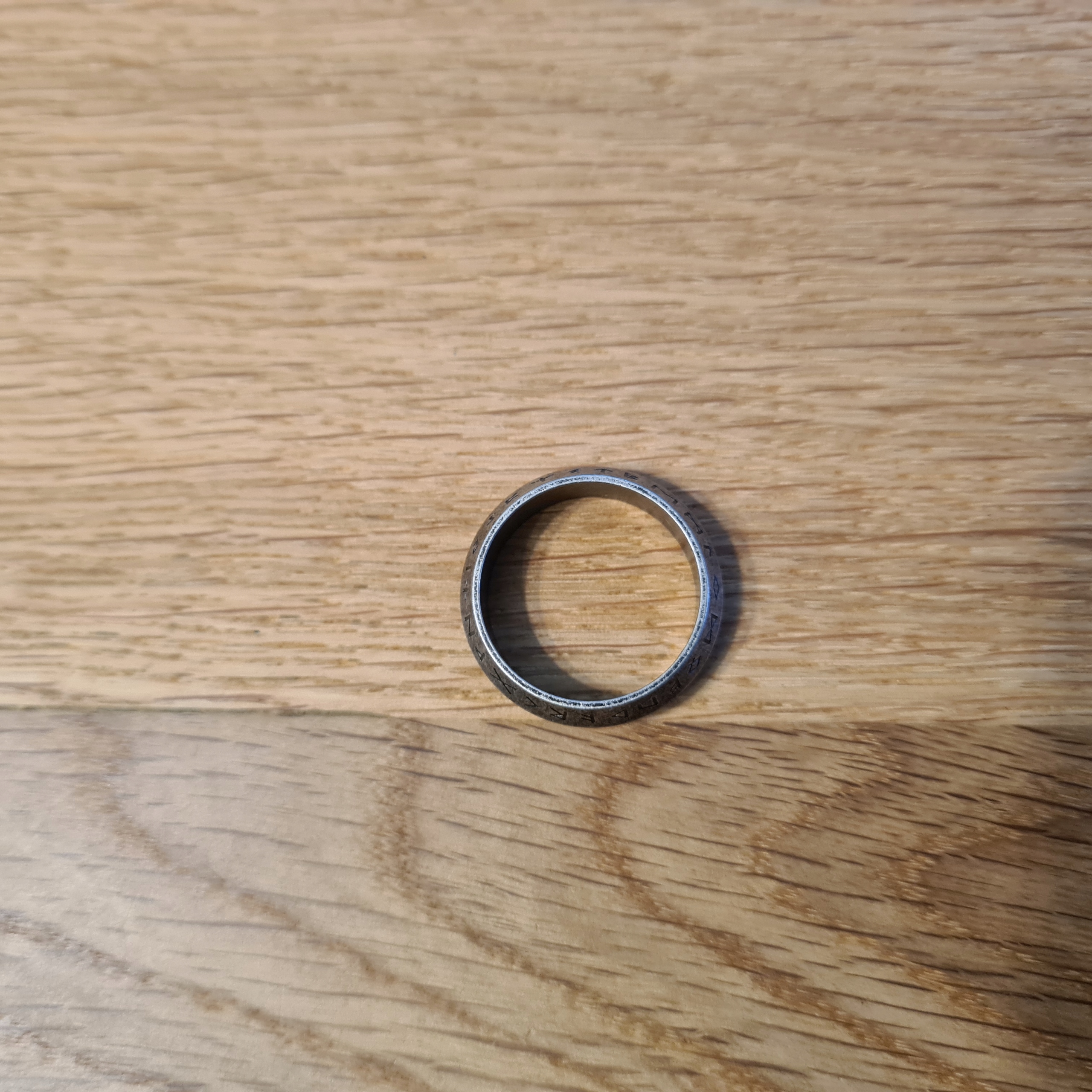 SKOŚNA NORDYCKA OBRĄCZKA SYGNET PIERŚCIEŃ PIERŚCIONEK Z RUNAMI RUNY R25 Kolor dominujący srebrny