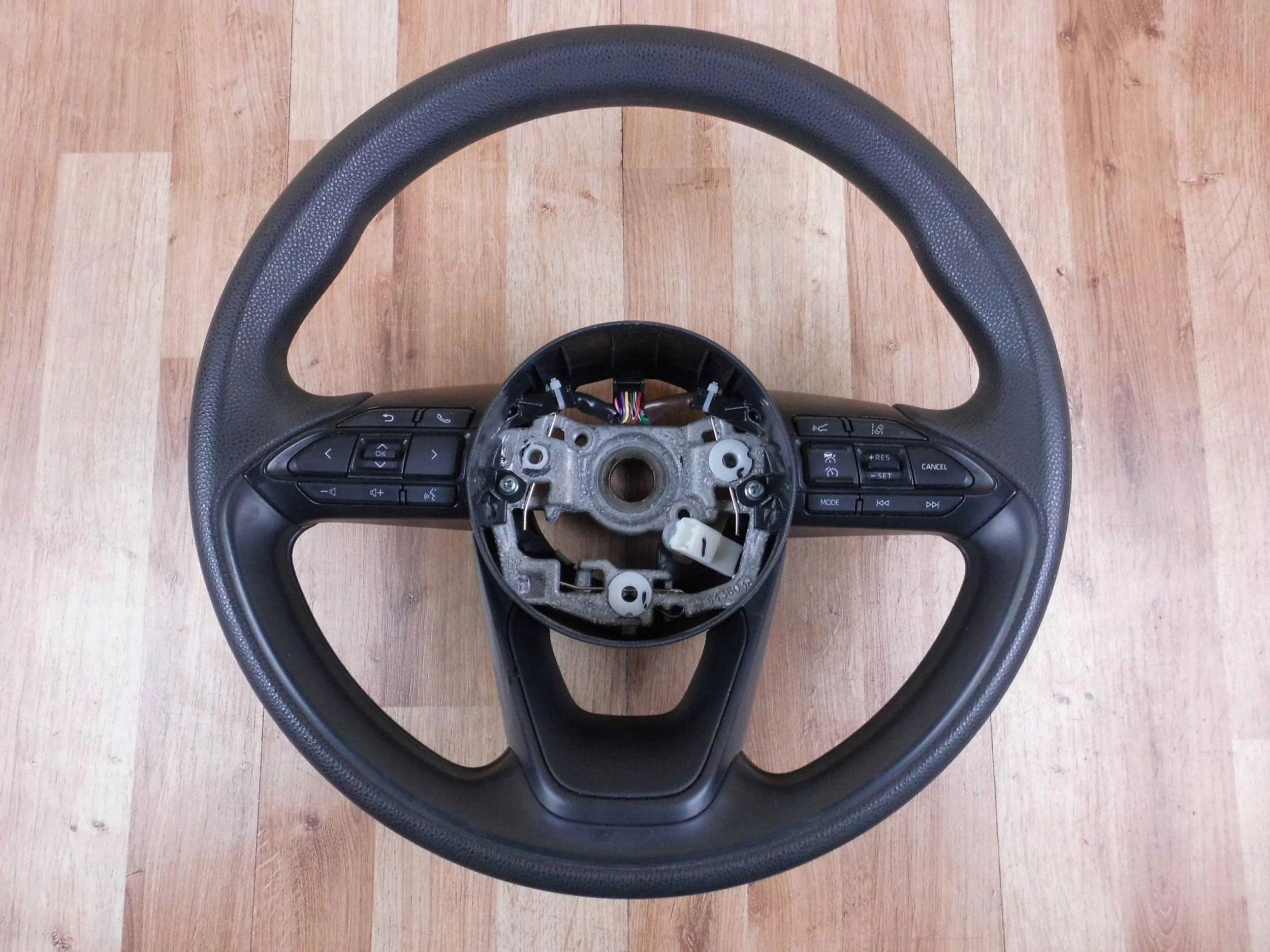Toyota Yaris IV 2020+ lenkrad multifunkcyjna