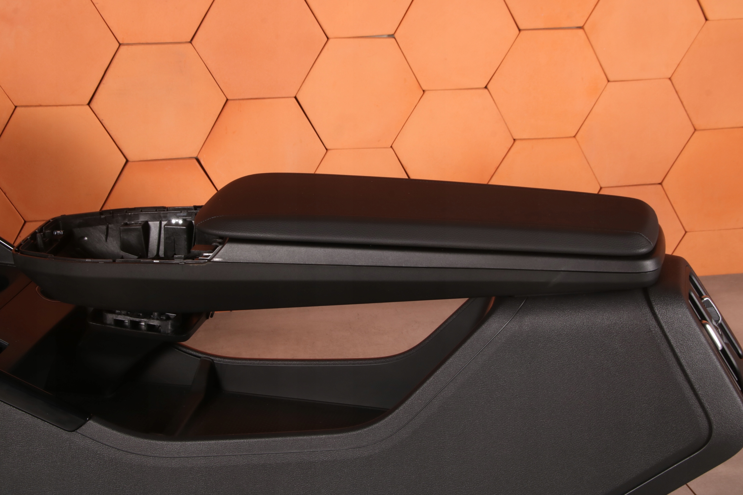 BMW 2' U06 X1 U11 TUNEL central armrest black 5A2E049 1 km !!!